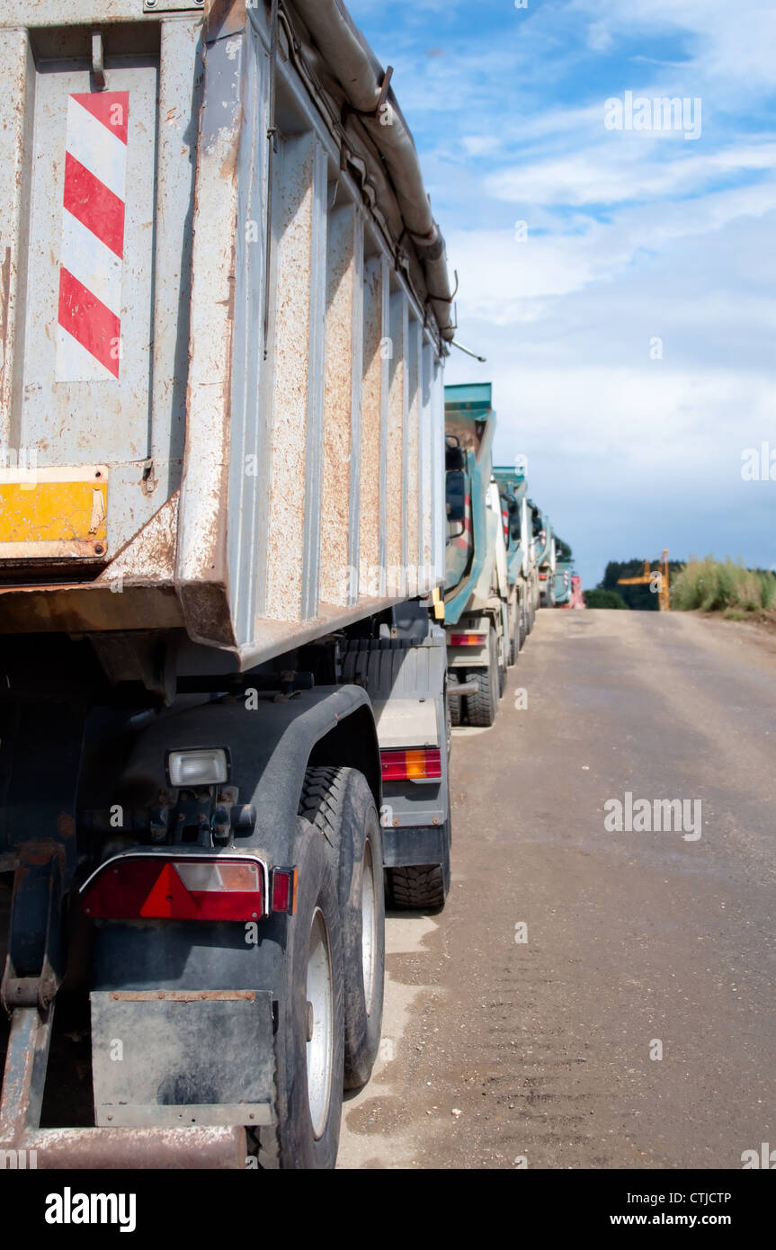 Reihe von Muldenkippern und Erdbewegung auf einer Autobahn-Baustelle in Deutschland Stockfoto