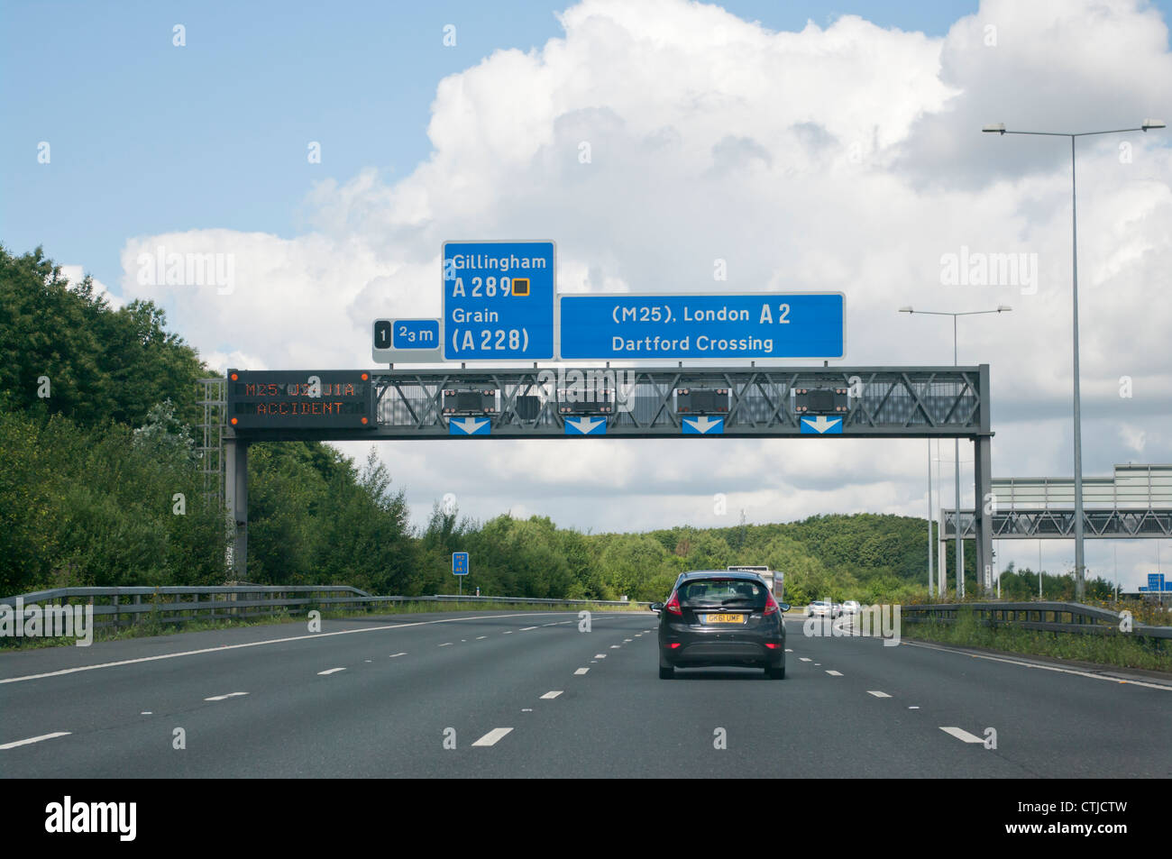 M2 Autobahn Ausfahrt 1 J1 Kent Uk mit Autos Verkehr Fahrzeuge Stockfoto
