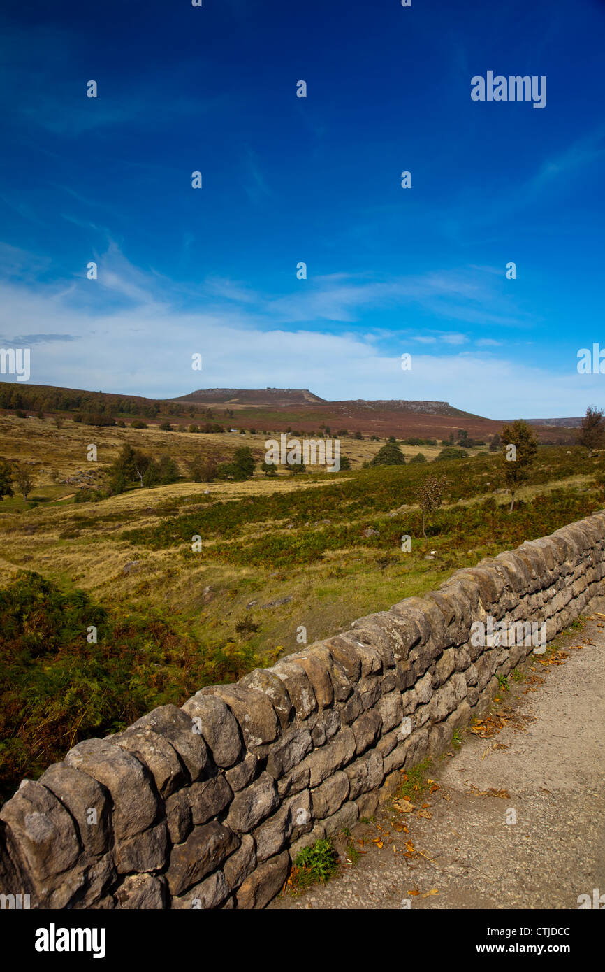 Higger Tor gesehen aus dem National Trust Longshaw Nachlass im Peak District Nationalpark Derbyshire England UK Stockfoto