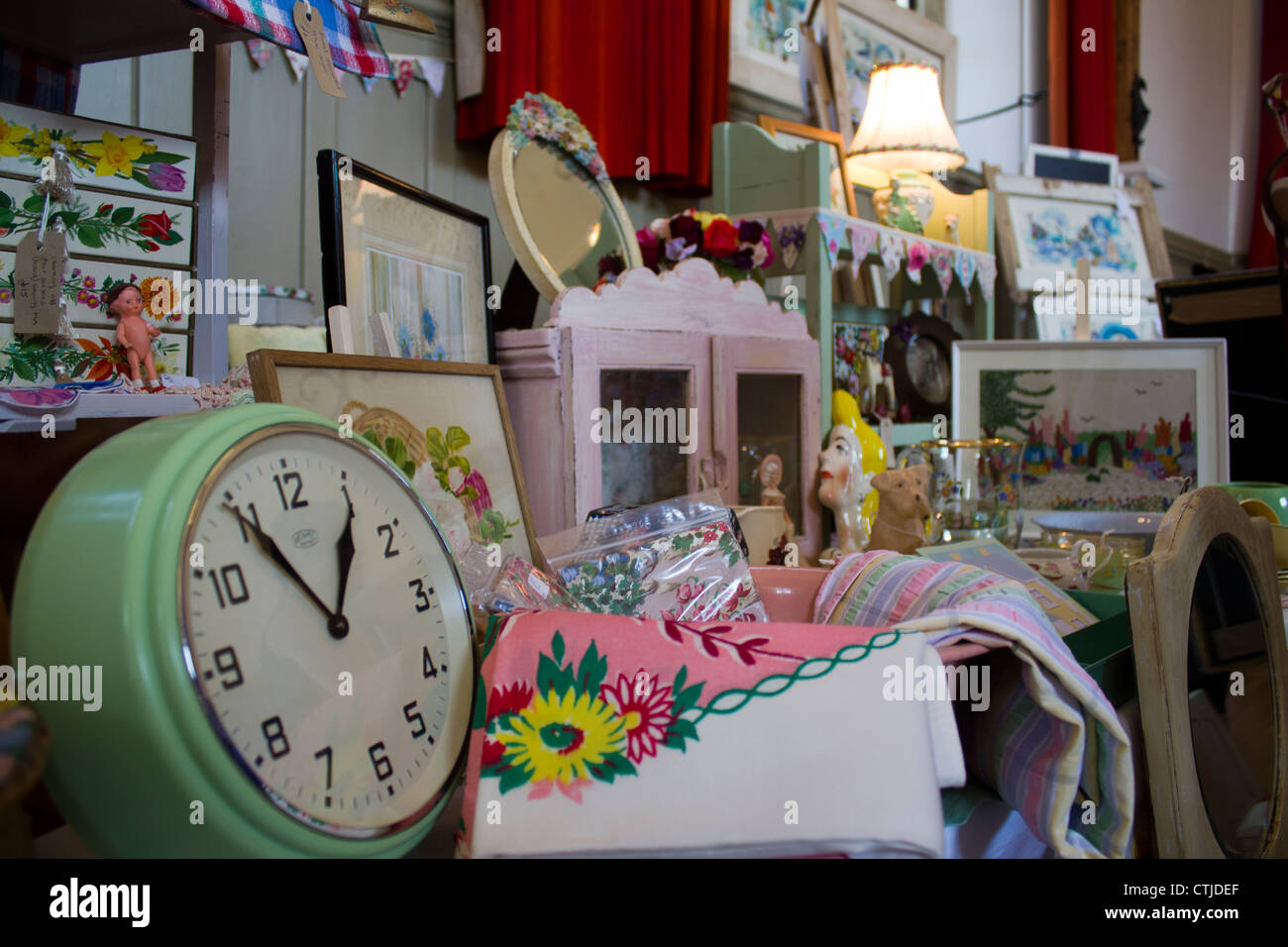 Kitsch und Cool, eine Auswahl an Retro-handgemachte Gegenstände zum Verkauf an eine Handwerksmesse in Kent Stockfoto
