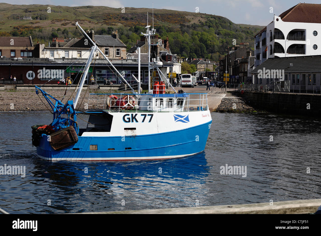 Kleines Fischerboot Guide US Approaching Largs Harbour in the Firth of Clyde, North Ayrshire, Scotland, UK Stockfoto
