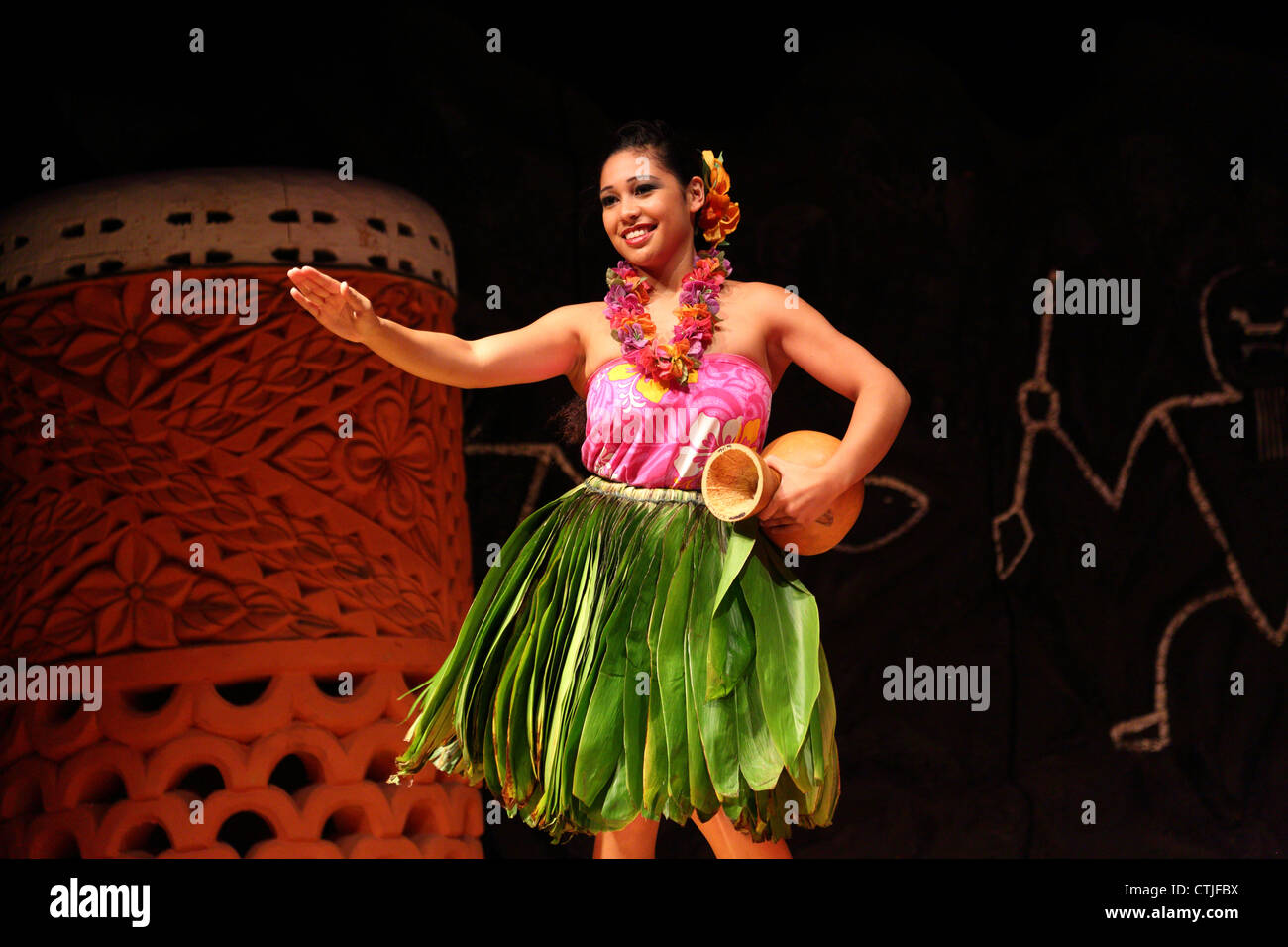 Hula-Tänzerin bei Hawaiian Luau Stockfoto