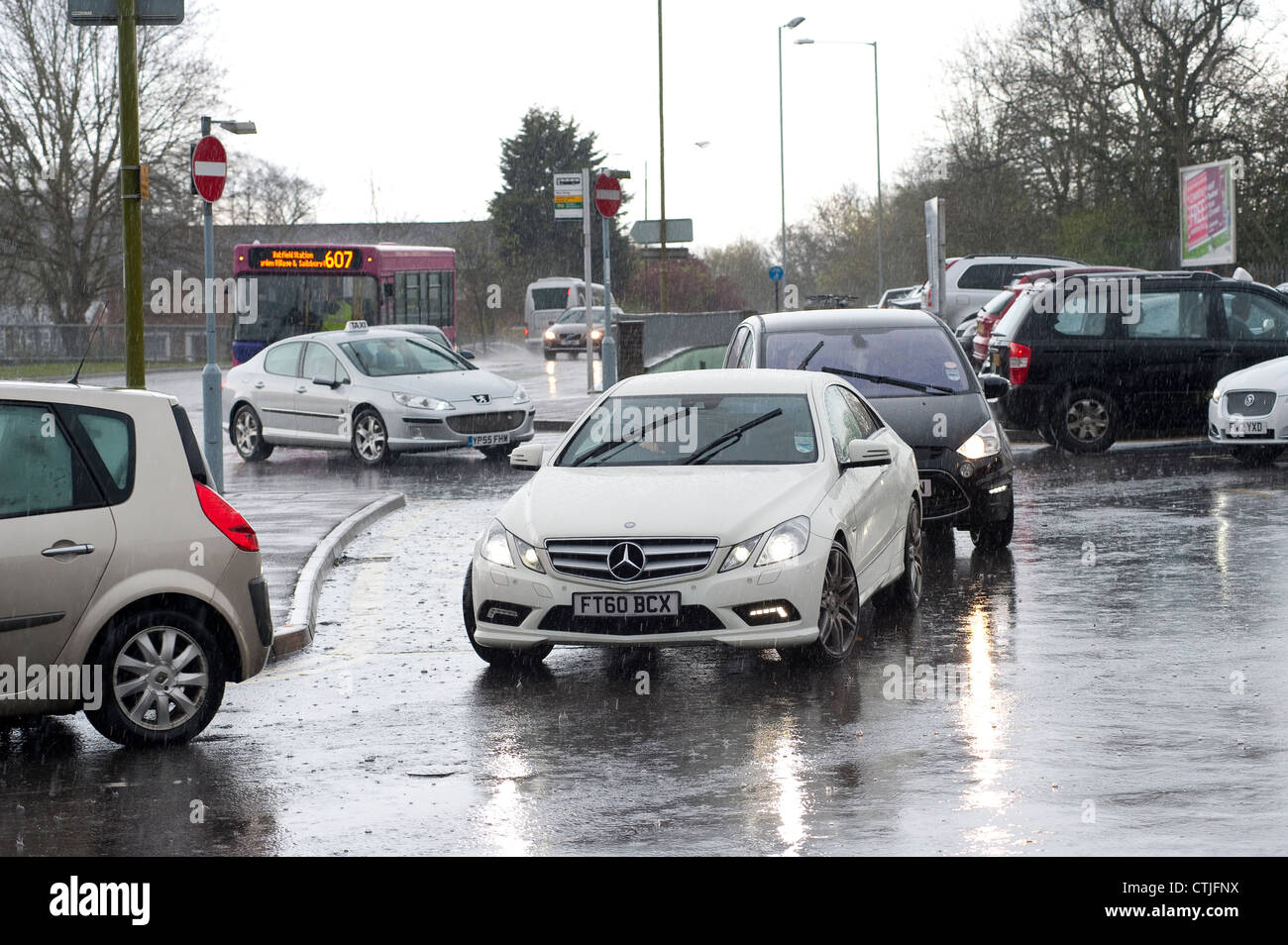 Autos in einen Parkplatz in strömendem Regen in England. Stockfoto