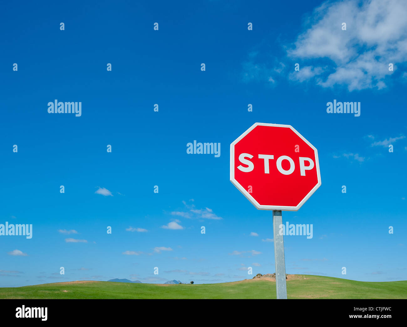 Stop-Schild über blauen Himmelshintergrund Stockfoto