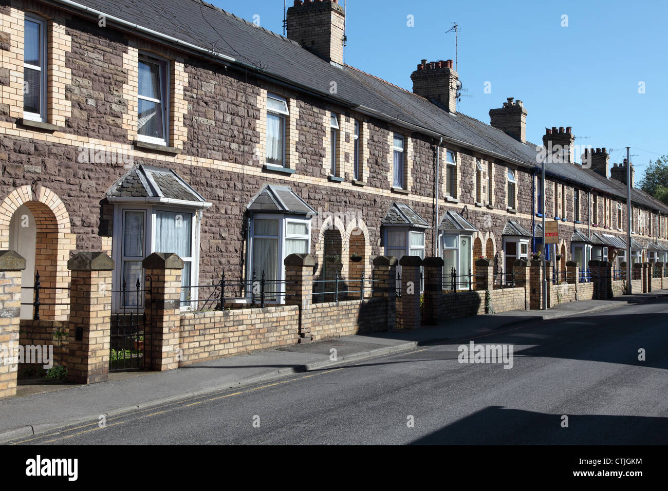 Trinity Terrasse von Häusern aus Stein gebauten Abergavenny, Wales, UK Stockfoto