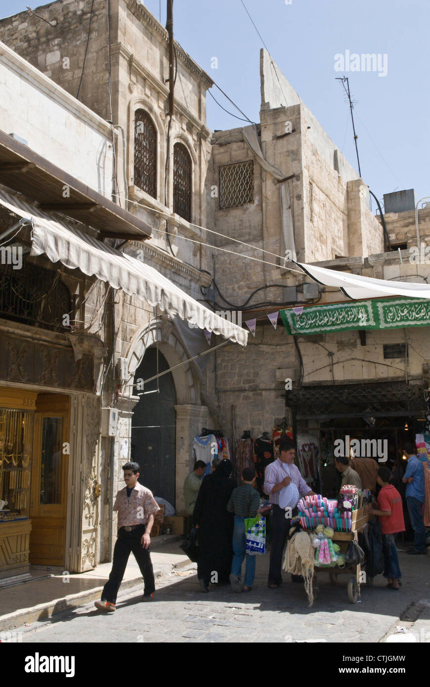 Street Scene am Eingang zu den Souks in der Altstadt von Aleppo, Syrien. Eine der ältesten Städte der Welt. Weltkulturerbe der UNESCO Stockfoto