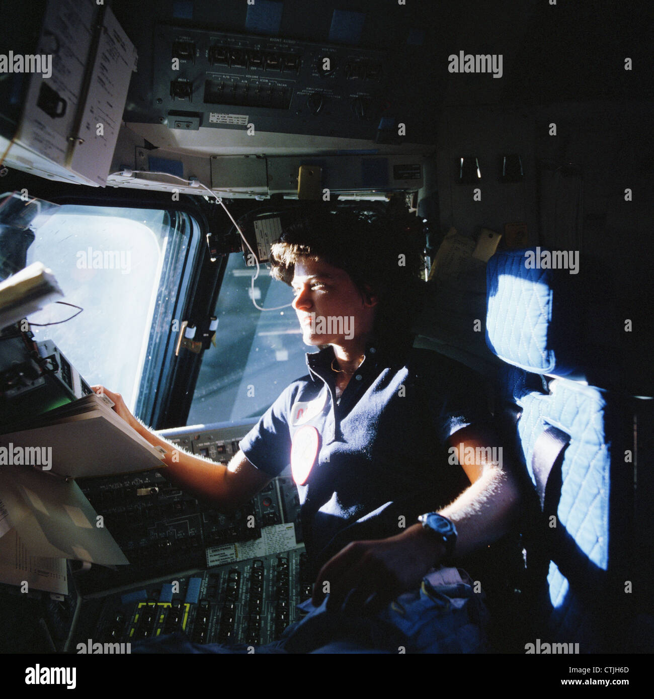 NASA Astronaut Sally Ride an Bord der Raumfähre Challenger STS-7, Steuertafeln Monitore von der Pilot Stuhl auf dem Flugdeck 25. Juni 1983. Ride ist die erste weibliche US-Astronaut im Weltraum. Stockfoto