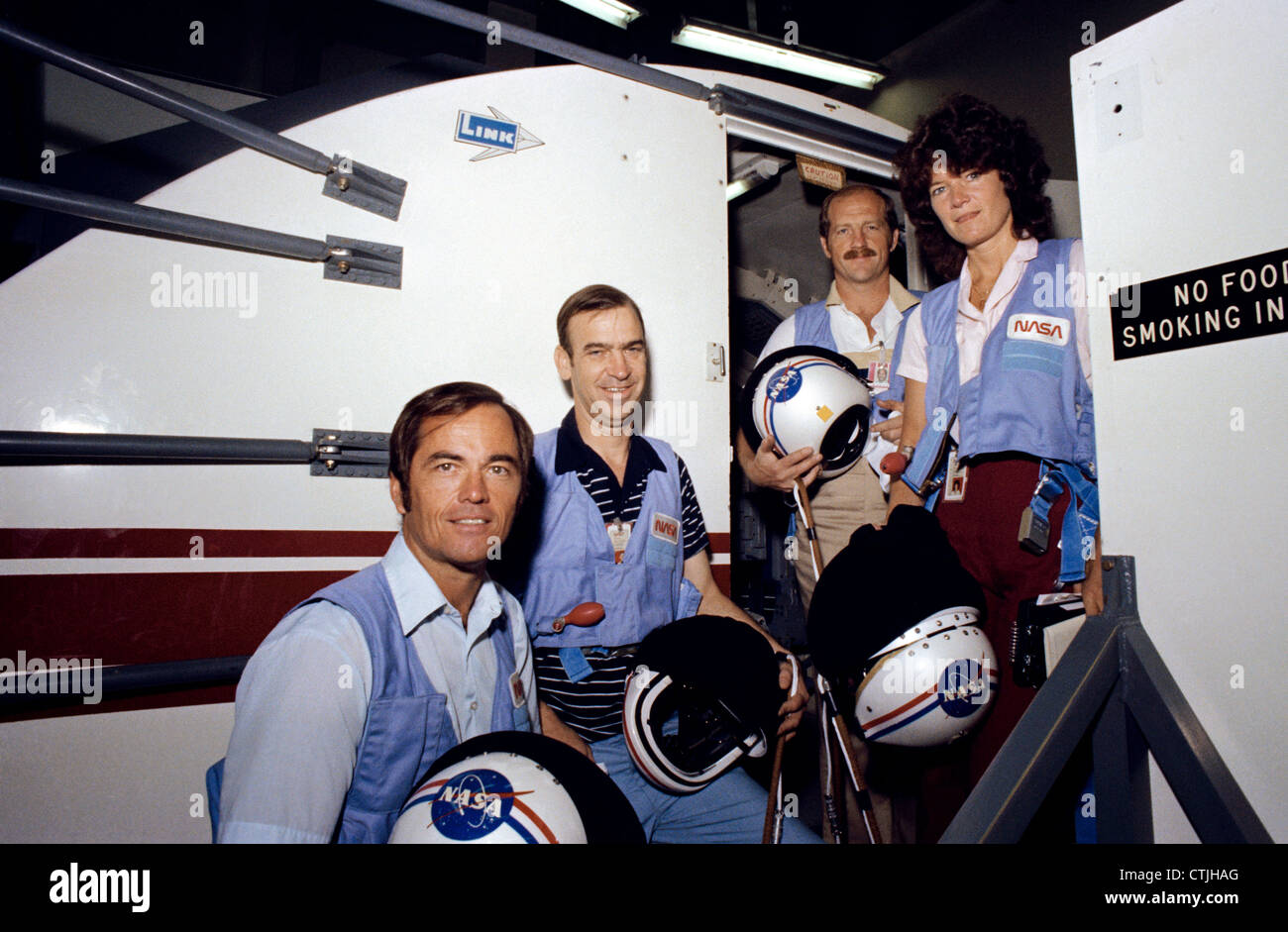 NASA Astronaut Besatzung der NASA STS-7 Crew machen Sie eine Pause von Simulationen im Johnson Space Center der Mission 23. Mai 1983. (L, R) Robert L. Crippen, John M. Fabian, Frederick H. Hauck und Sally K. Ride. Stockfoto