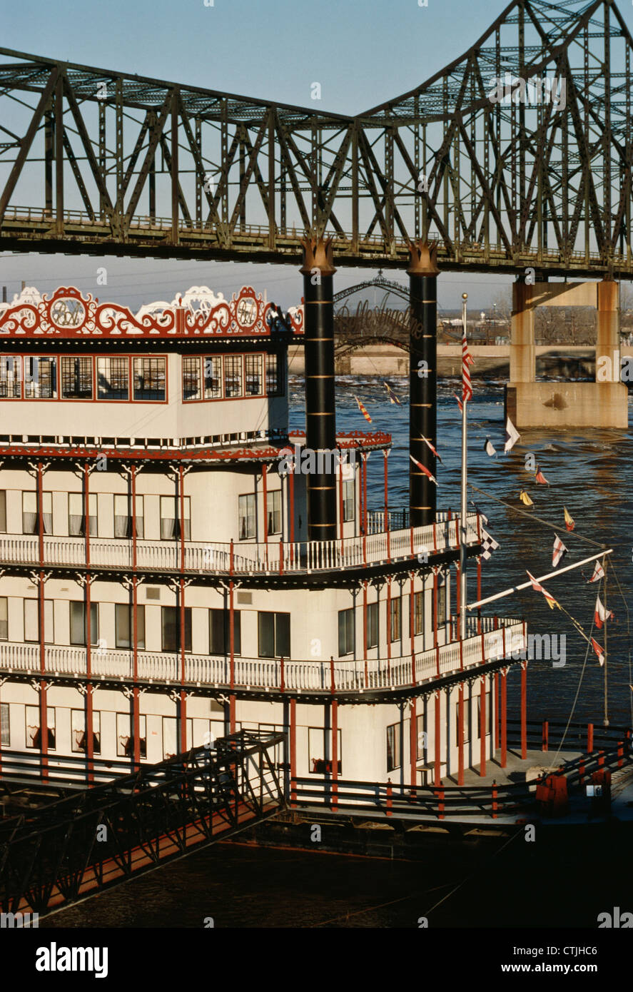 Nachbildung des Paddelradtour-Bootes aus dem 19. Jahrhundert, Gateway Arch, Mississippi River, MO, 1980er Jahre Stockfoto