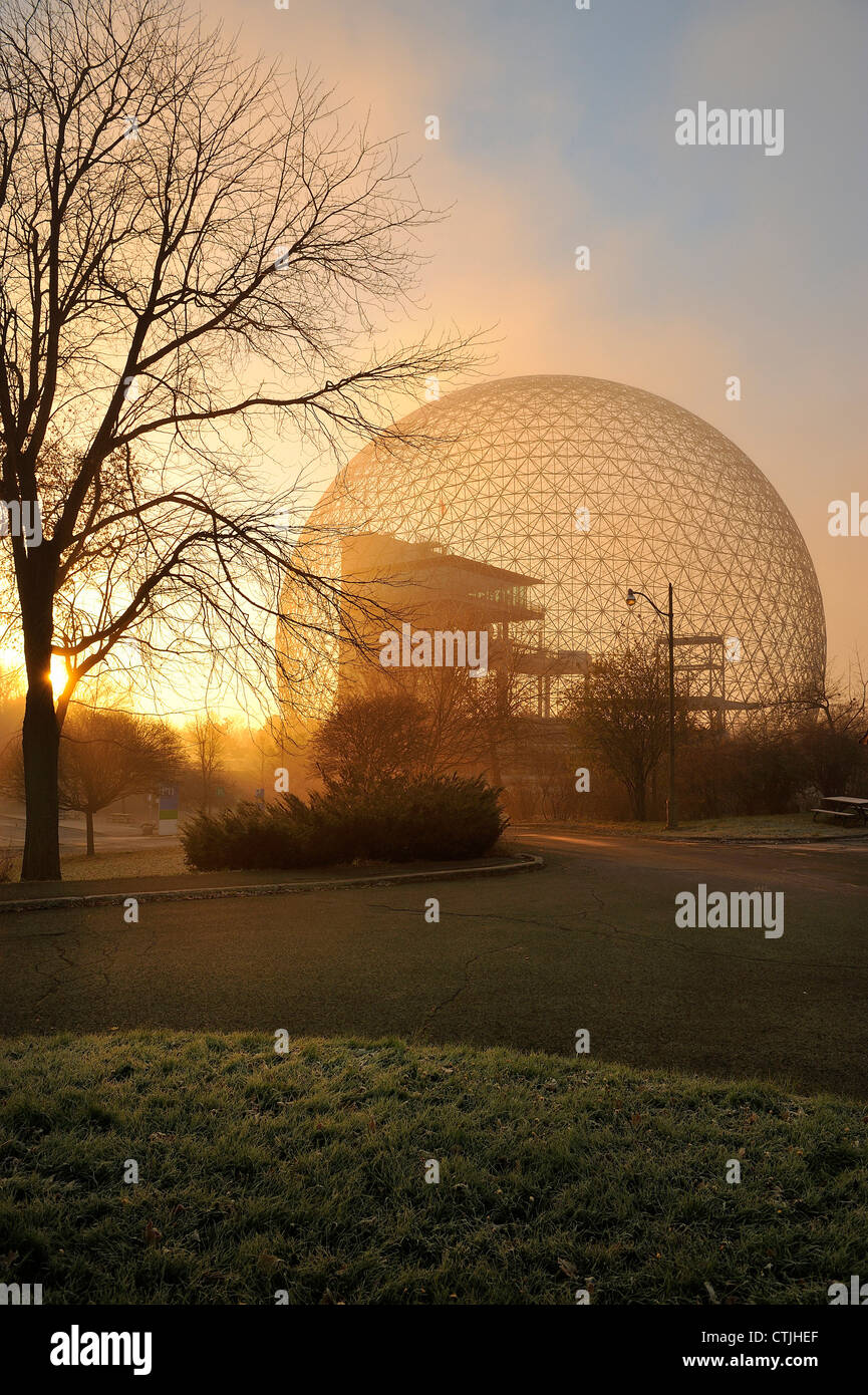Die Montreal Biosphäre wurde bei Sonnenaufgang fotografiert. Dies ist ein architektonisches Meisterwerk und Wahrzeichen der Expo 67. Stockfoto