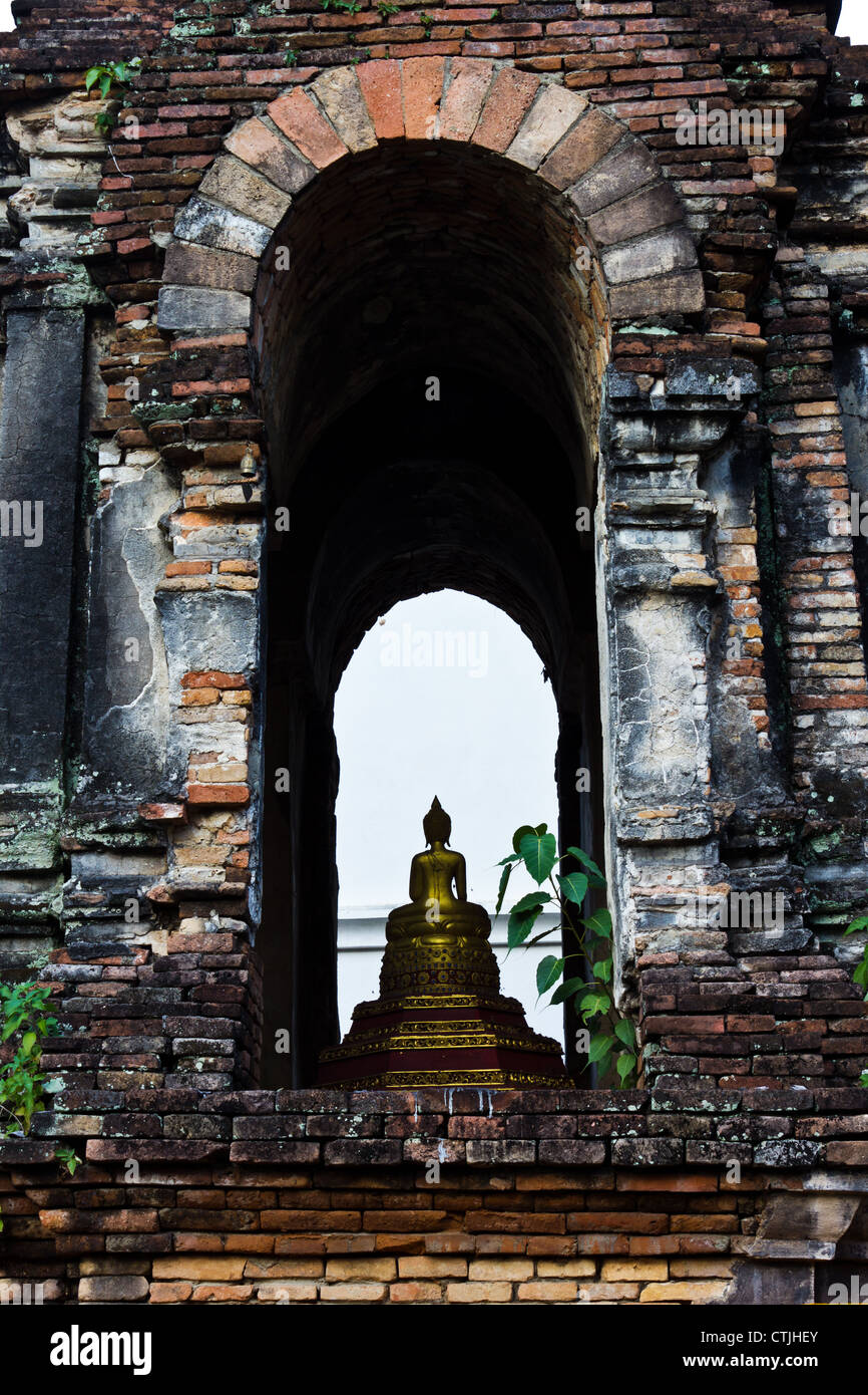 Alte und antike Pagode mit kleinen Buddha Bild im Inneren. Stockfoto