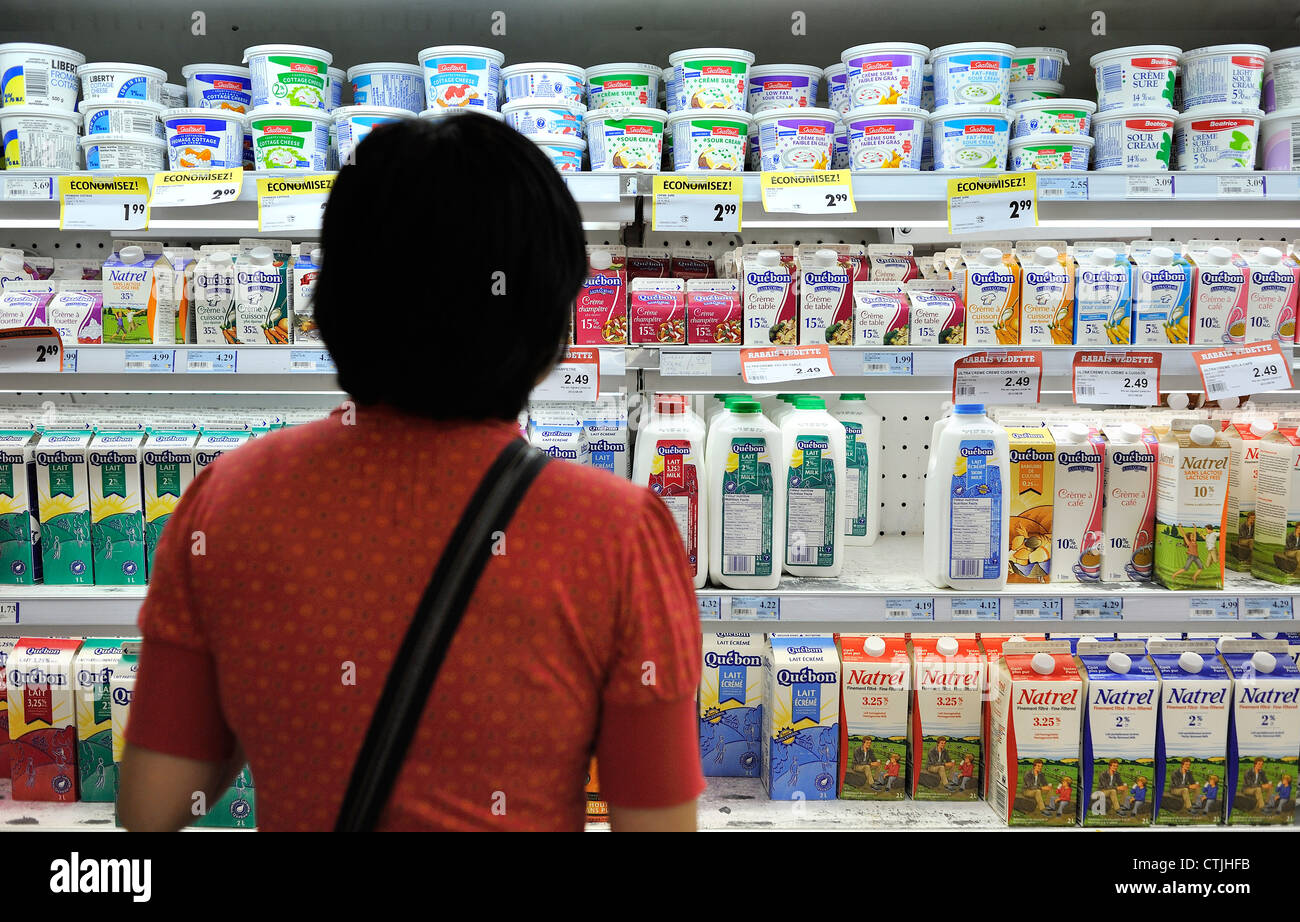 Eine Frau wird fotografiert, Blick auf das Display der Milch-Produkte in einem Lebensmittelgeschäft in Montreal am 23. Juli 2012. Stockfoto