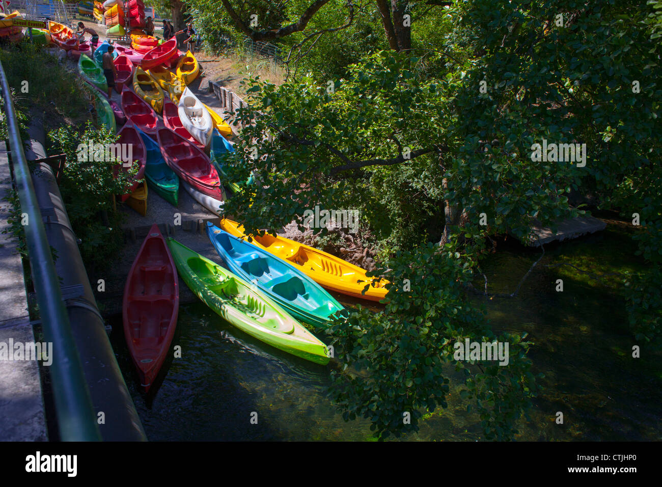 Kanus bereit für den Start am Fluss Sorgue Stockfoto