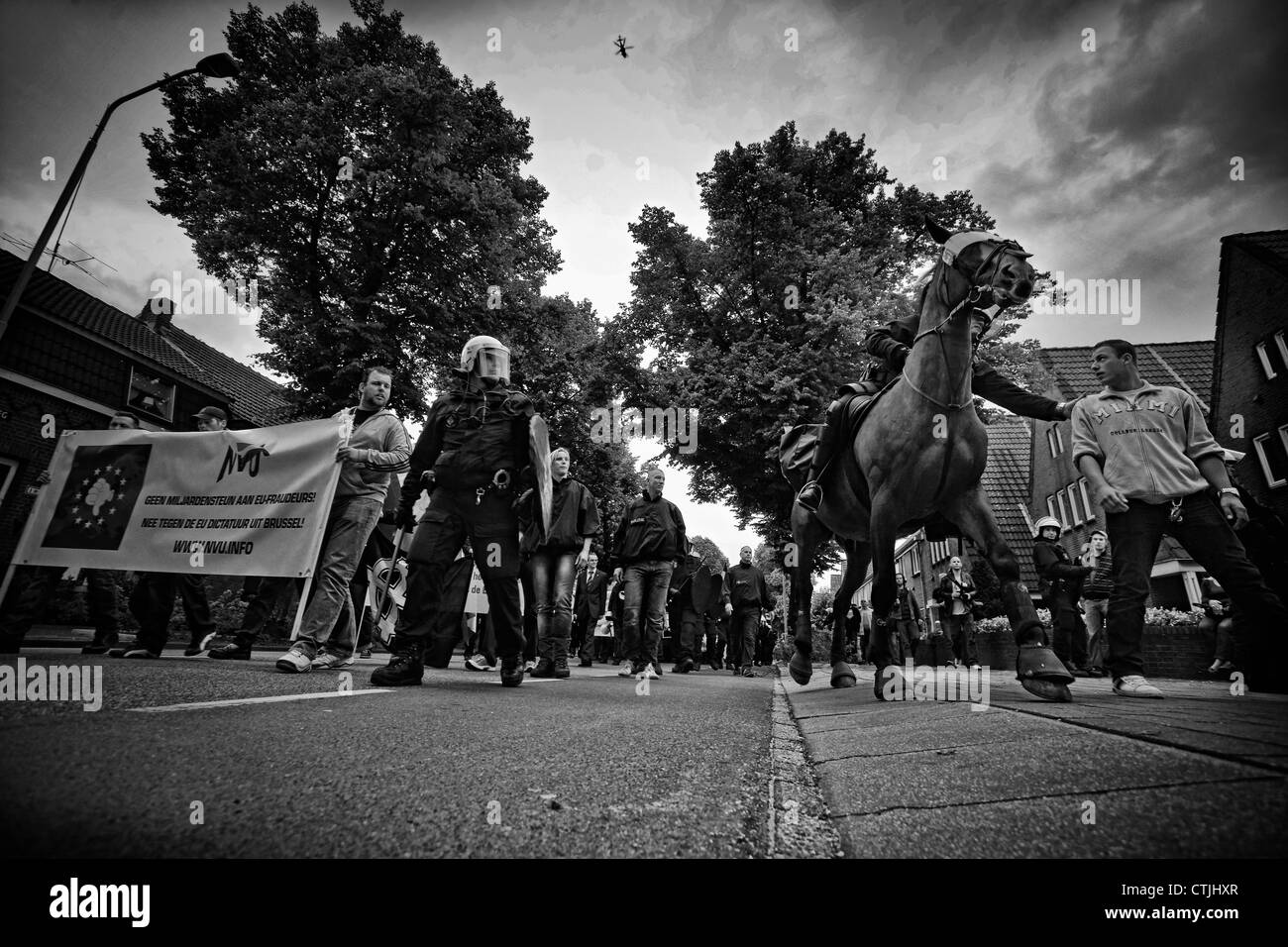 Protestmarsch der extremen Rechten Gruppen mit Polizeischutz Stockfoto