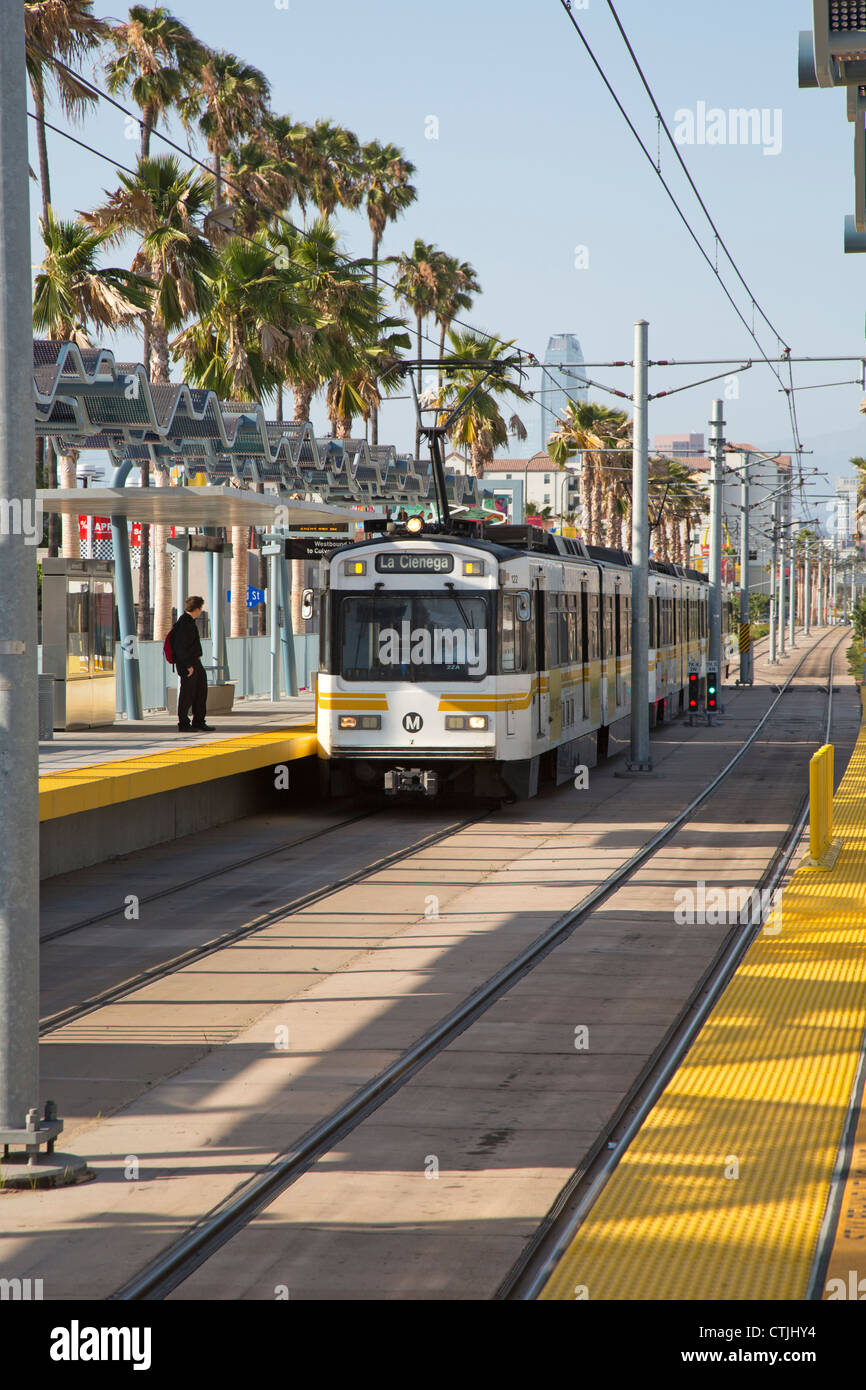 Los Angeles, Kalifornien - ein Zug auf der Expo Line des Los Angeles Metro Rail-Systems. Stockfoto