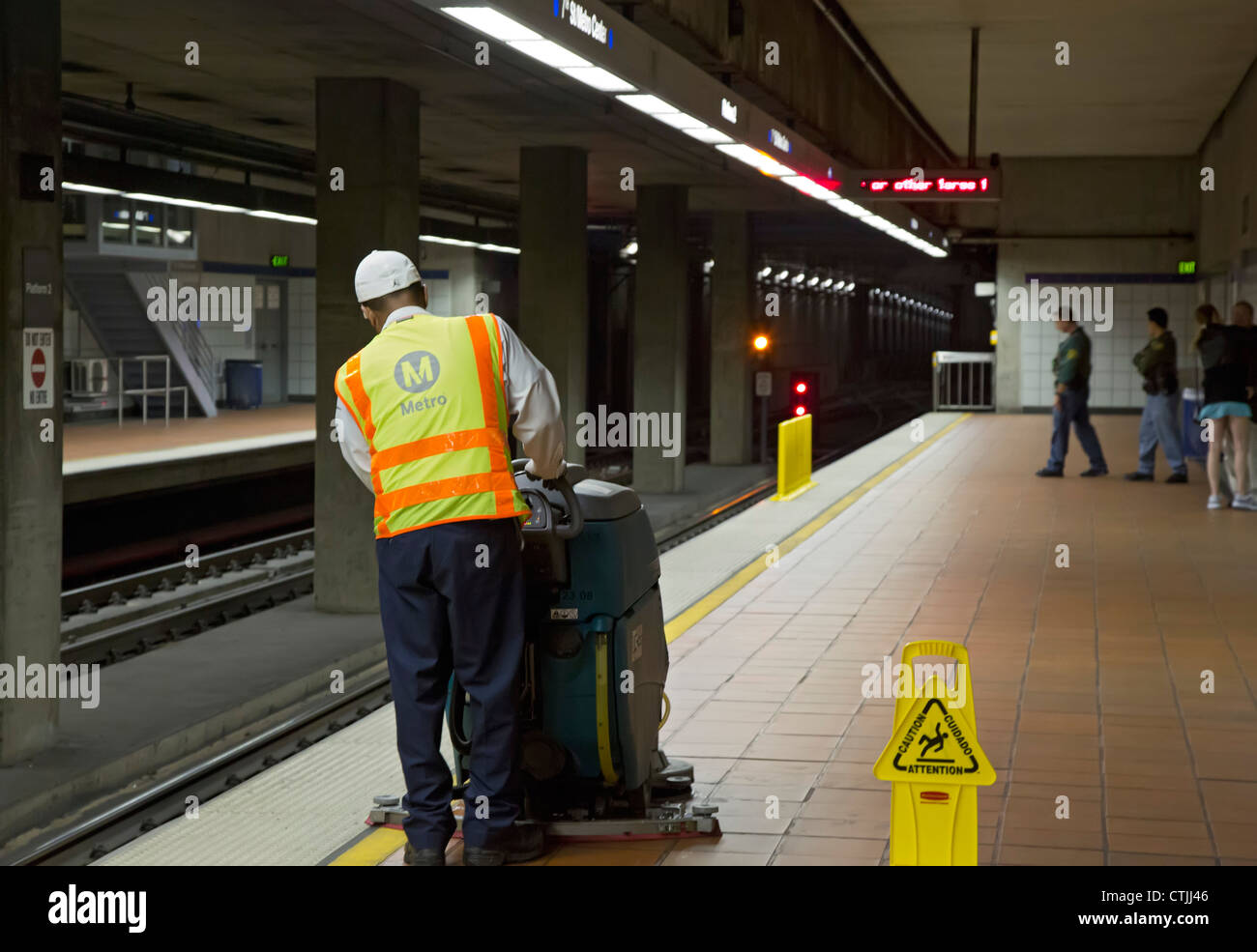 Los Angeles, Kalifornien - ein Arbeiter reinigt die Plattform in einer u-Bahnstation von der Los Angeles Metro Rail-System. Stockfoto