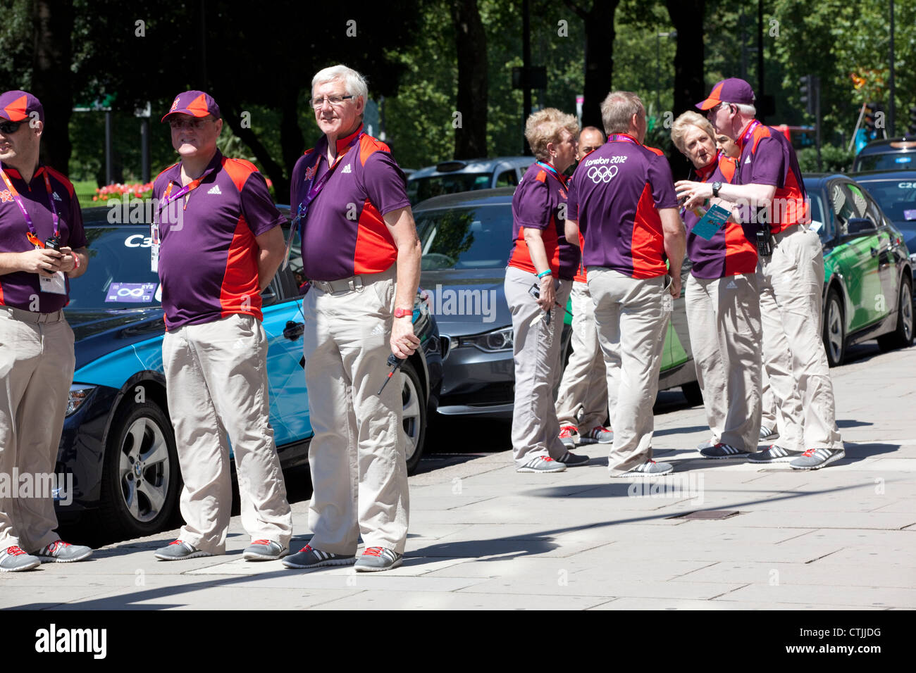 LOCOG ehrenamtlichen Chauffeure warten auf Internationale Olympische Komitee Mitglieder außerhalb Hilton Park Lane Hotel, London, England. Stockfoto