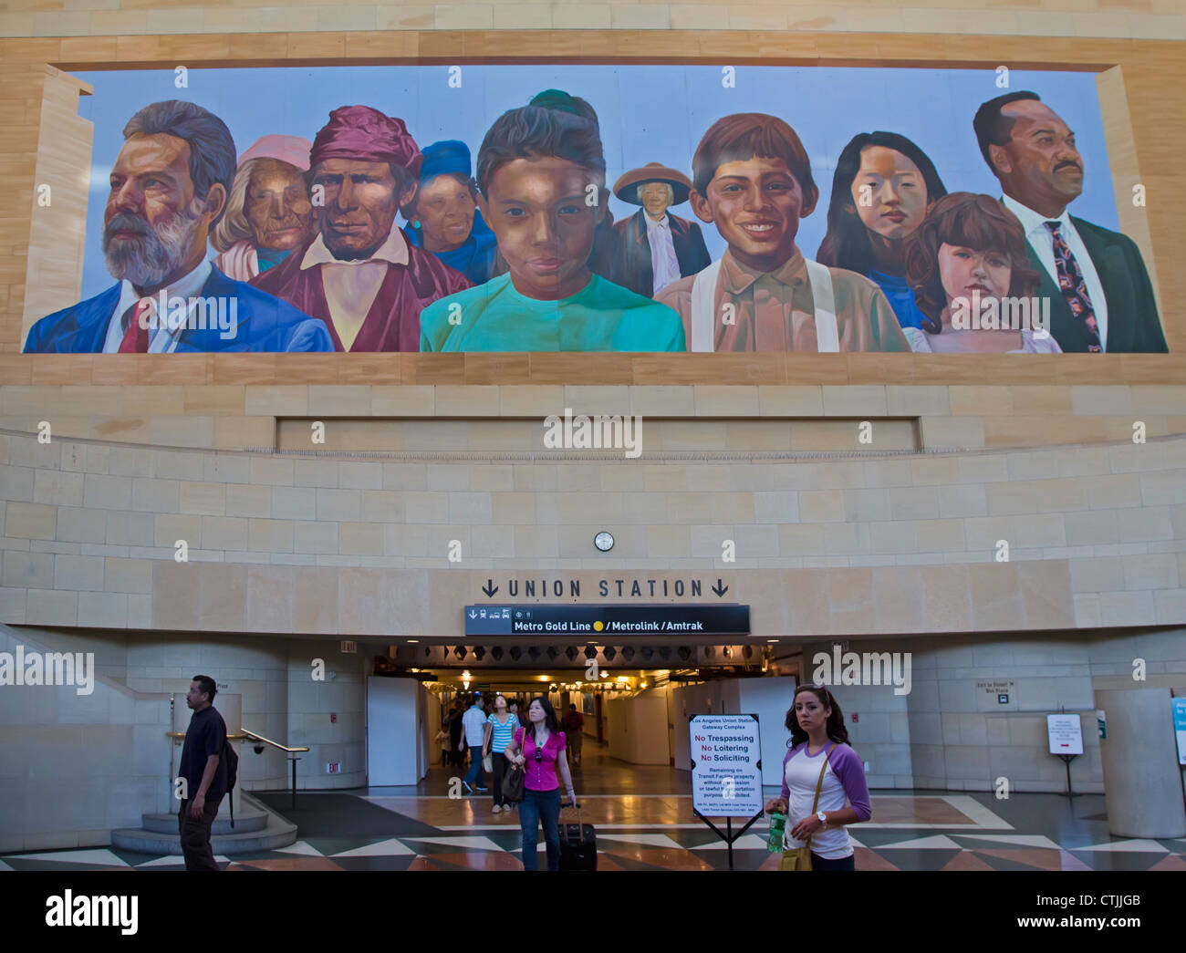 Los Angeles, Kalifornien - ein Gemälde am Eingang Ost zur Union Station zeigt frühe und heutigen Siedler von Los Angeles. Stockfoto