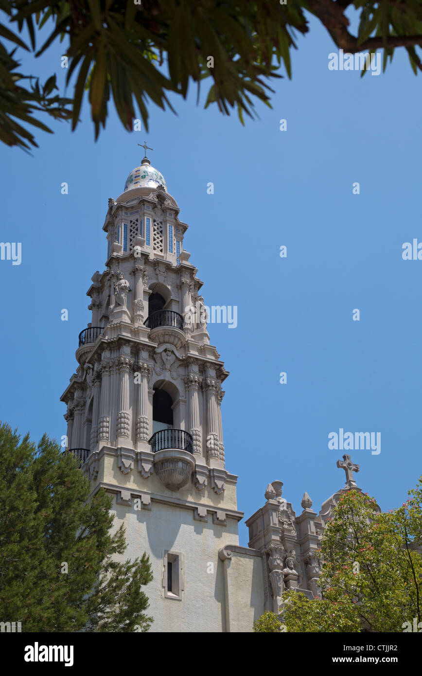 Los Angeles, Kalifornien - der Turm von St. Vincent de Paul römisch-katholische Kirche. Stockfoto