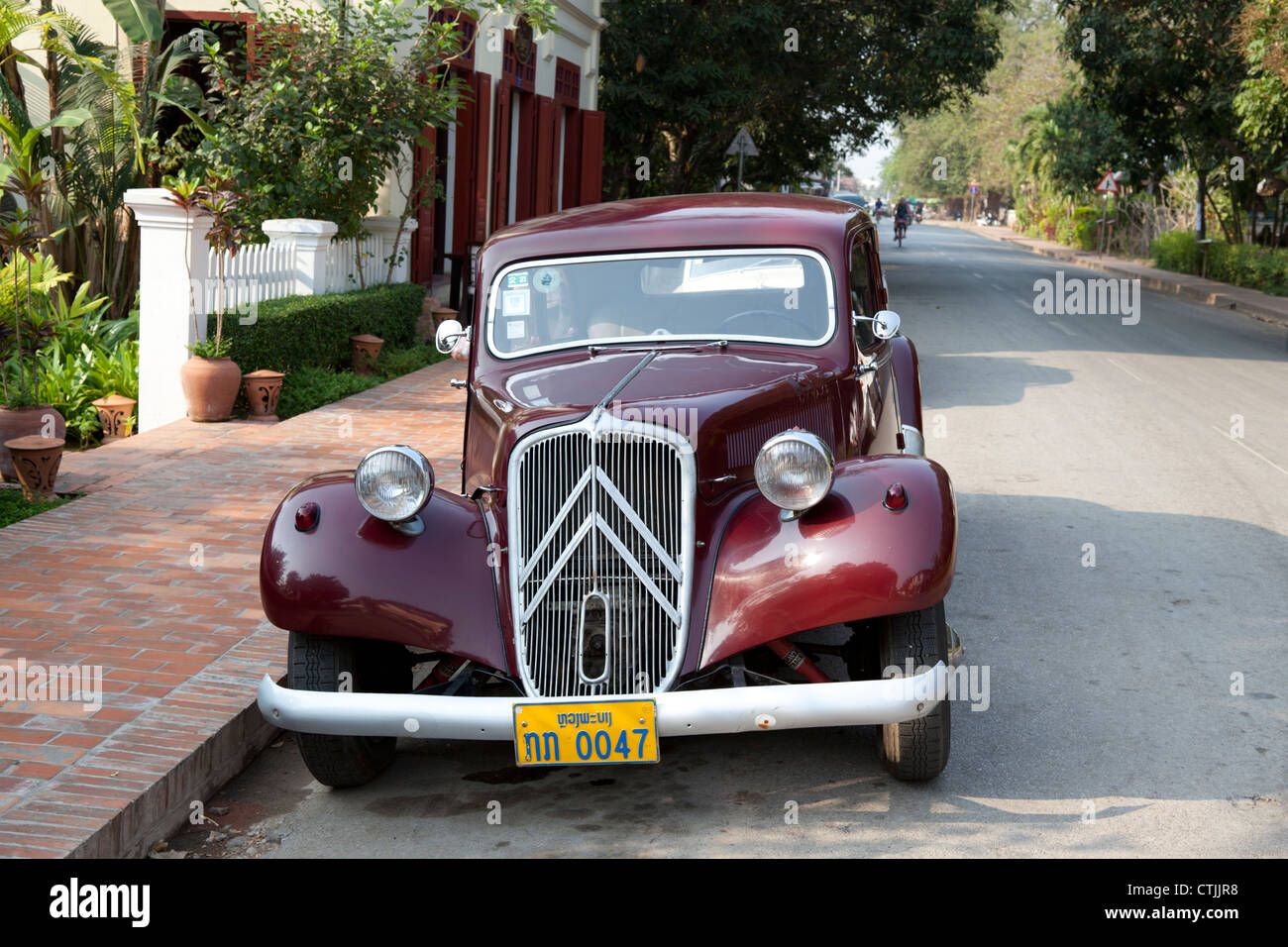 Eine exzentrische alte dunkle rote Citroen Auto mit Frontantrieb in Luang Prabang (Laos). Voiture Citroën Traction Avant Grenat. Stockfoto