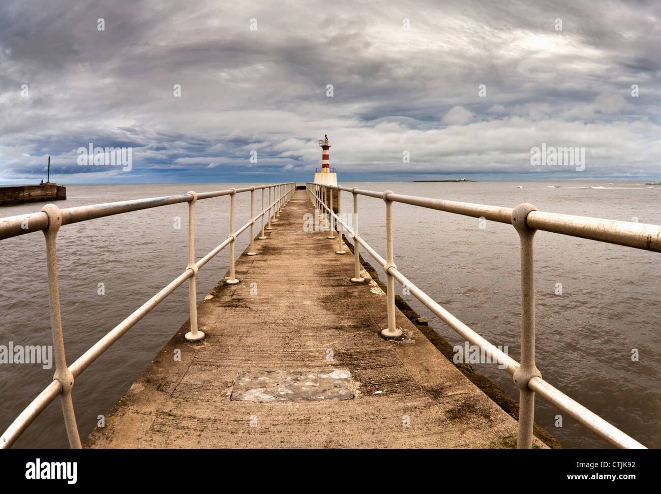 Leuchtturm am Ende eines Piers; Tölt, Northumberland, England Stockfoto