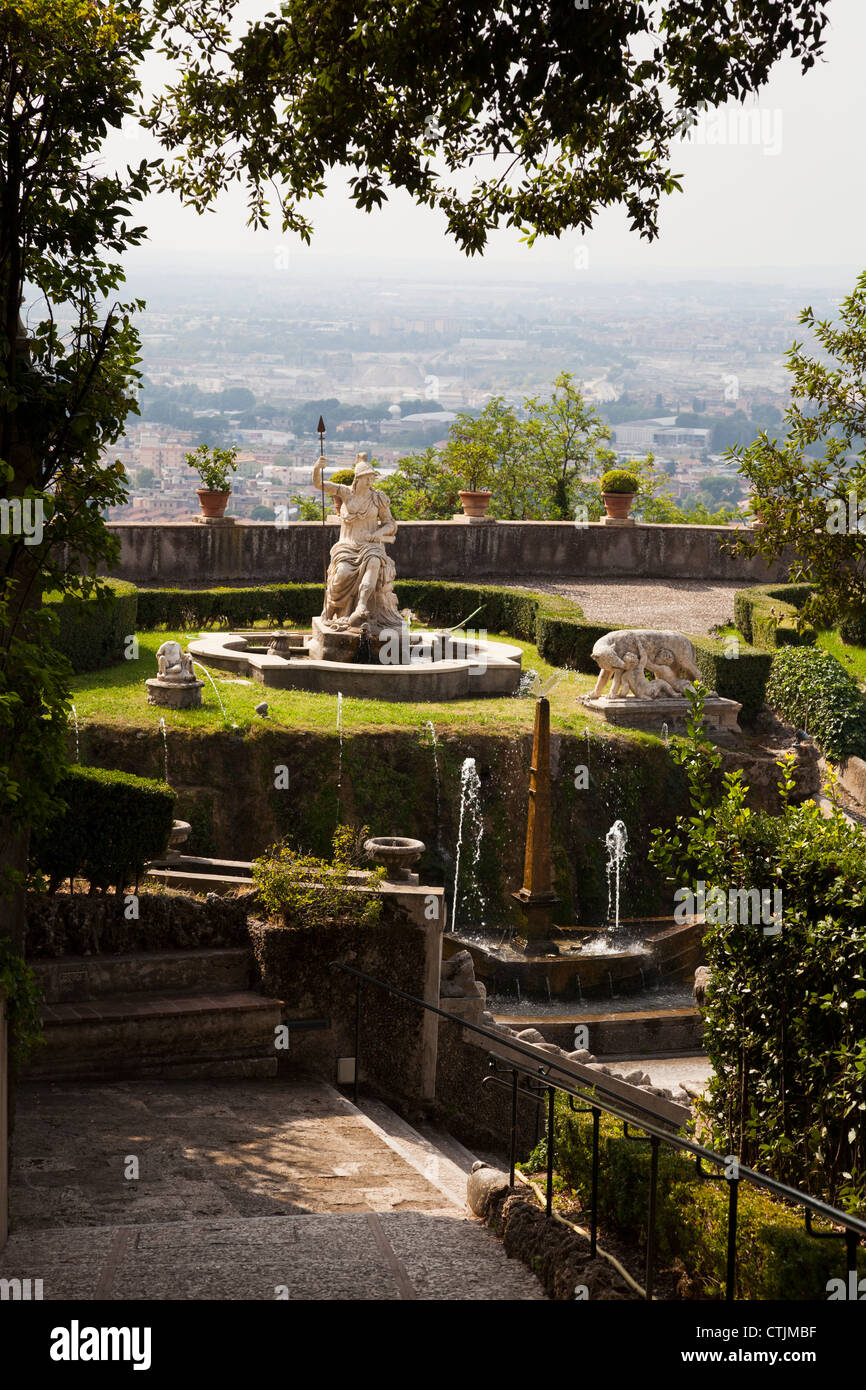 Brunnen der Rometta und Statue mit Lanze in den Gärten der Villa d