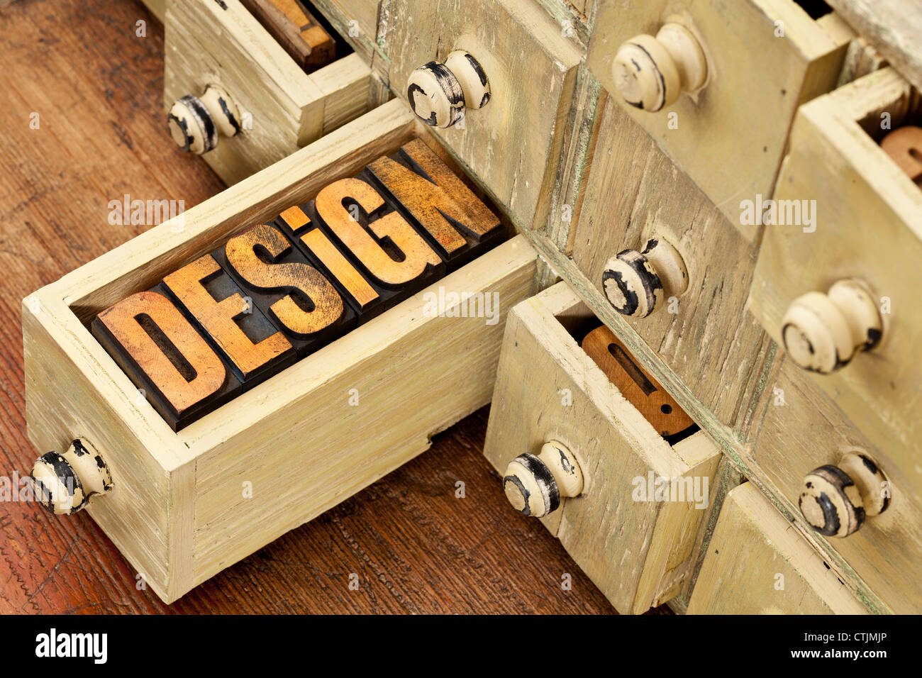 Design-Konzept - ein Wort in Vintage Buchdruck Holzart und primitiven rustikalen hölzernen Apotheker Schublade Schrank Stockfoto