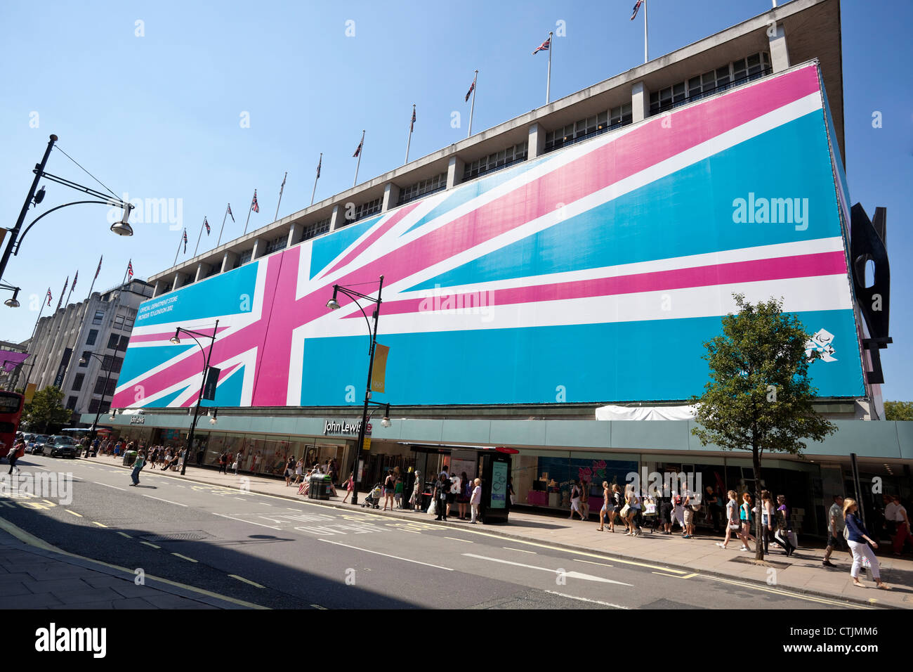 John Lewis Oxford Street würdigt die Olympischen Spiele 2012 in London mit einer gigantischen Flagge von Union Jack. Stockfoto