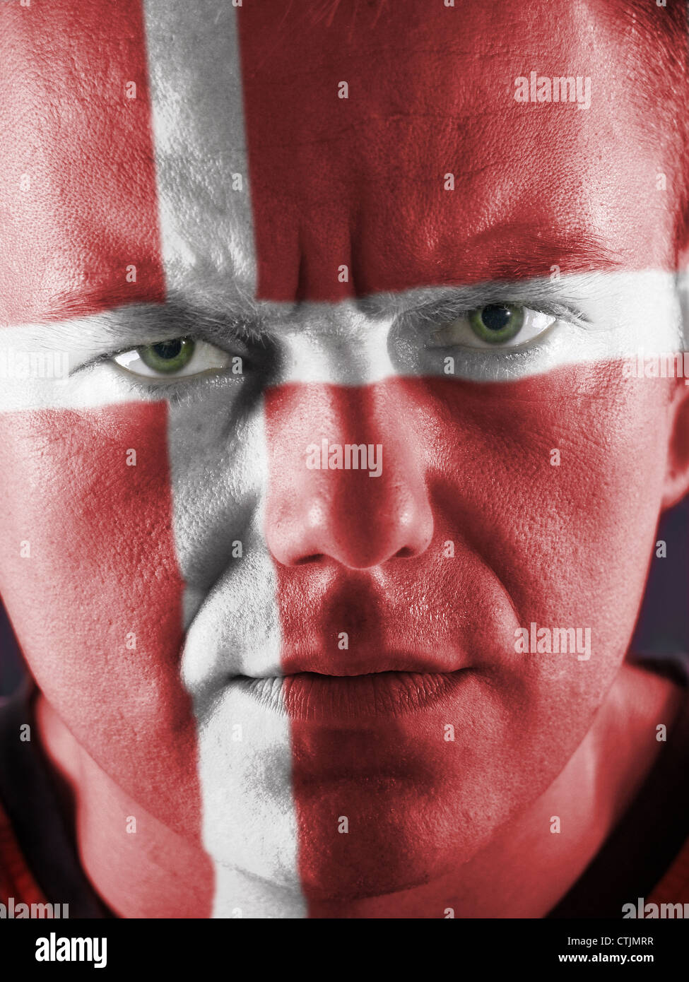 Nahaufnahme des jungen dänischen Anhänger Gesicht bemalt rot mit weißem Kreuz Stockfoto