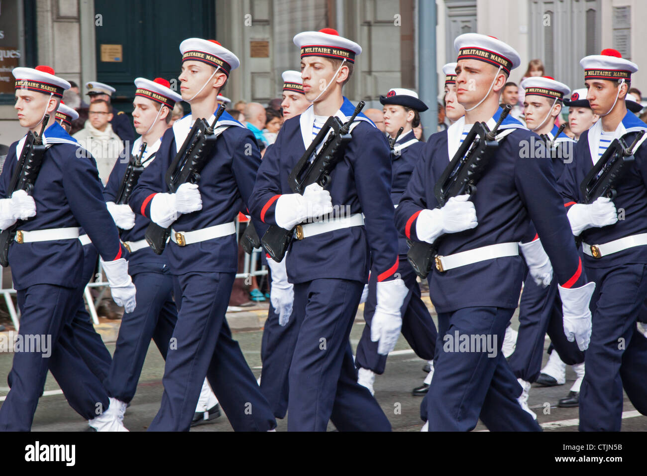 Marine Bewertungen marschieren in einer Meuterei auf der parade in Lille, Frankreich Stockfoto