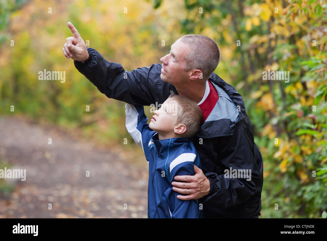 Vater und Sohn, die Tierwelt auf dem Weg In den Park zu betrachten; Edmonton, Alberta, Kanada Stockfoto