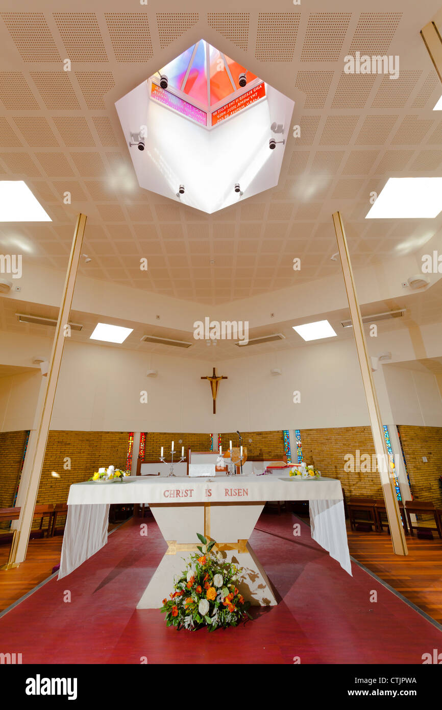 Altar und Glasmalerei Dach Laterne in der modernen Kirche Str. Marys Kirche in Alton Stockfoto