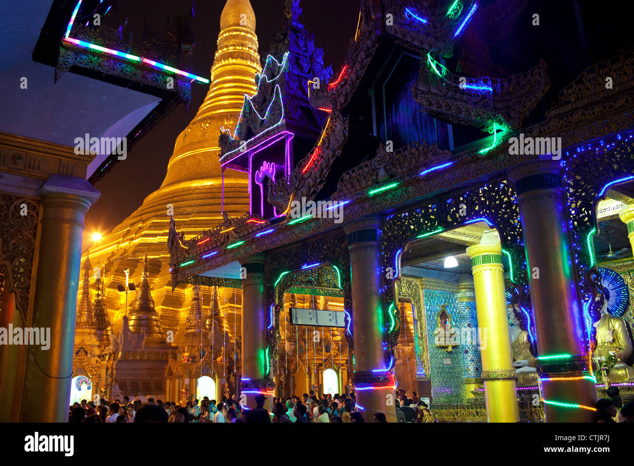 Hell erleuchtet durch bunte Neon-Lichter in der Nacht Shwedagon-Pagode in Yangon (Rangoon), Myanmar (Burma) Stockfoto