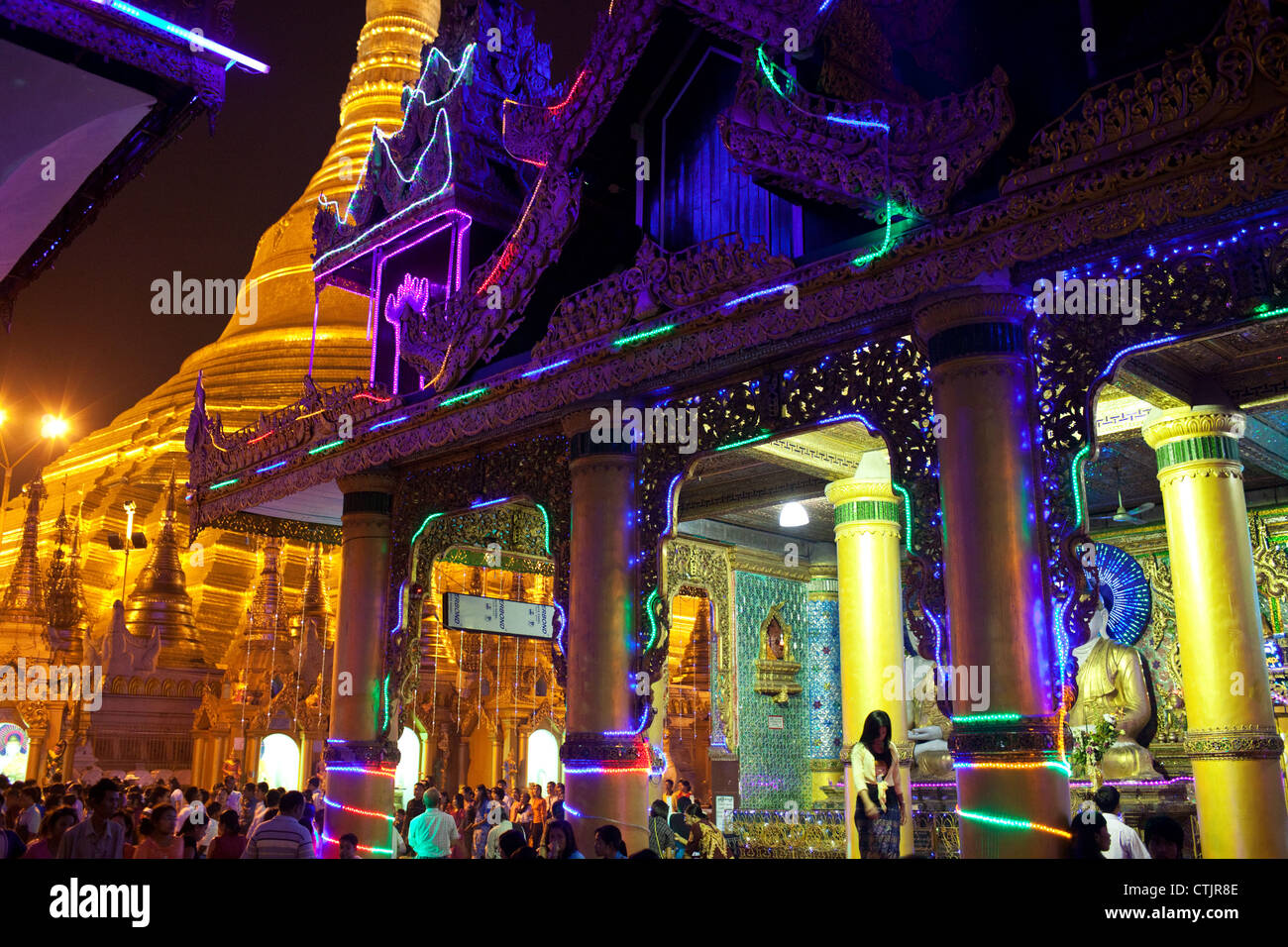 Hell erleuchtet durch bunte Neon-Lichter in der Nacht Shwedagon-Pagode in Yangon (Rangoon), Myanmar (Burma) Stockfoto