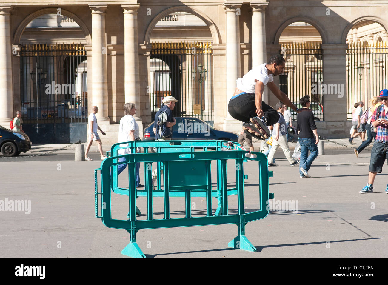 Paris, Frankreich - Menschen springen Hindernis mit rollerblade Stockfoto