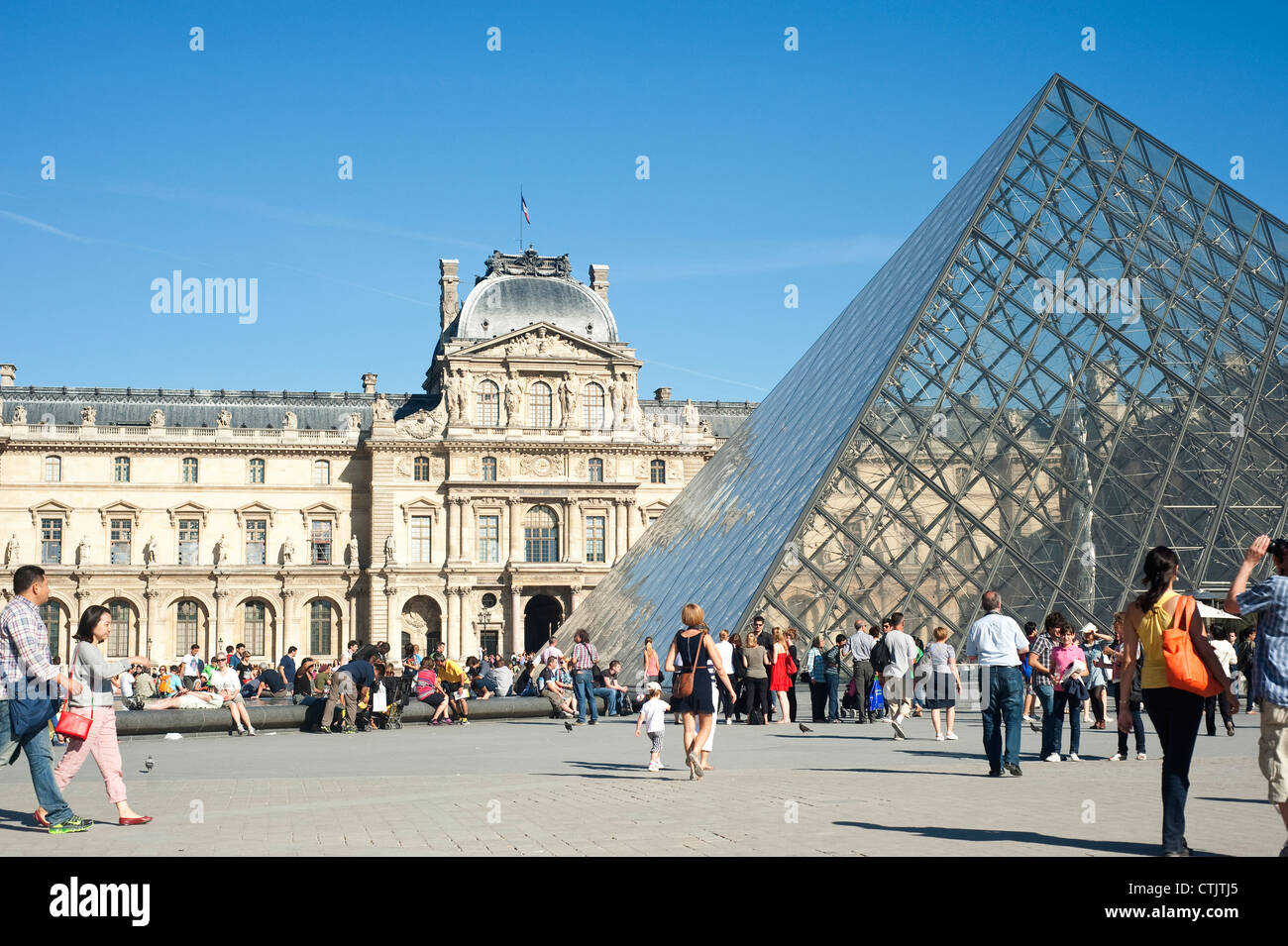 Paris, Frankreich - Touristen in der Gegend von Louvre Museum an einem sonnigen Tag Stockfoto