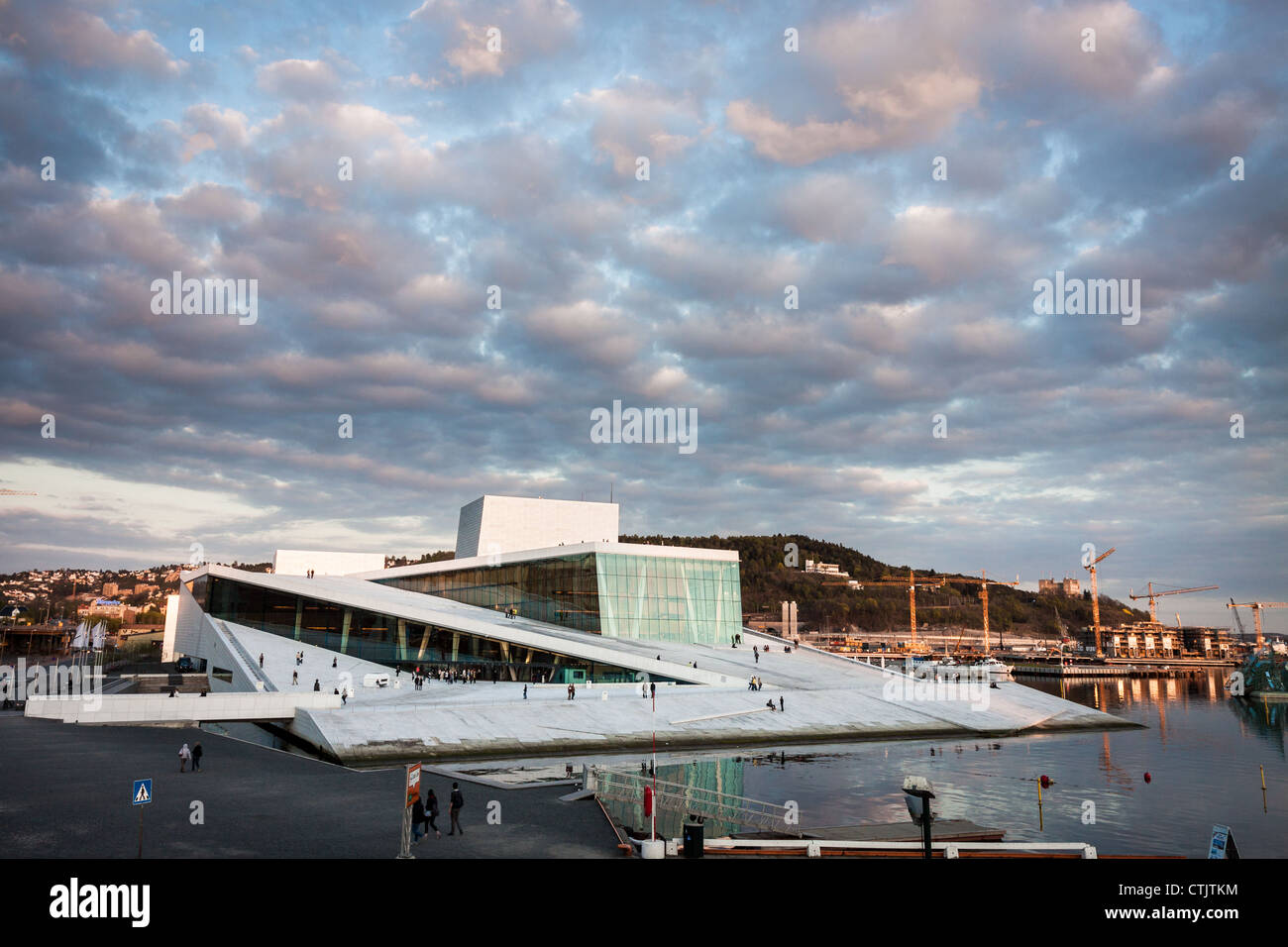Oslo Opernhaus mit dramatischer Himmel Stockfoto