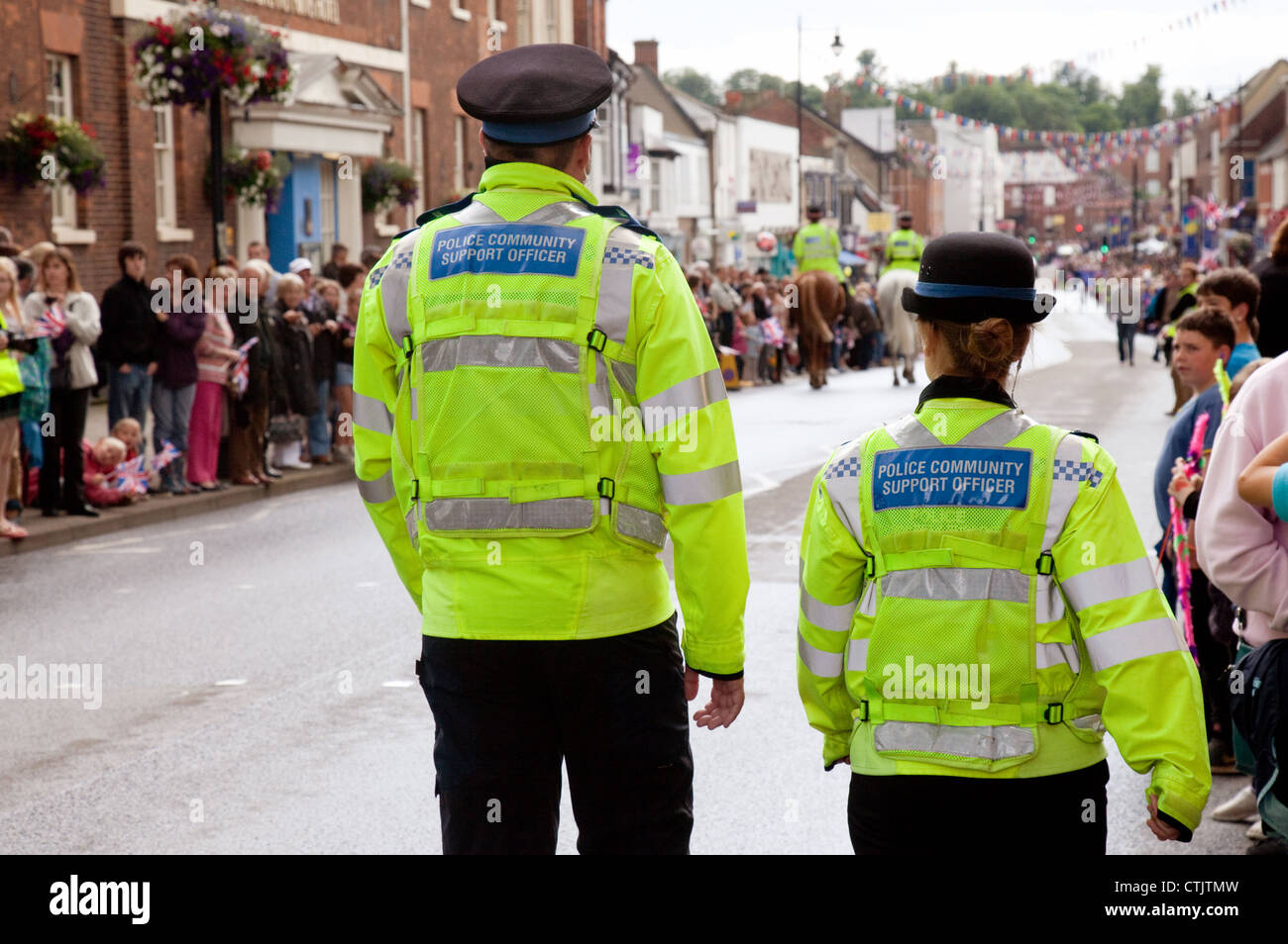 Zwei Police Community Support Officers auf Patrouille Newmarket High Street, 2012 Olympic Torch Relay, Suffolk East Anglia UK Stockfoto