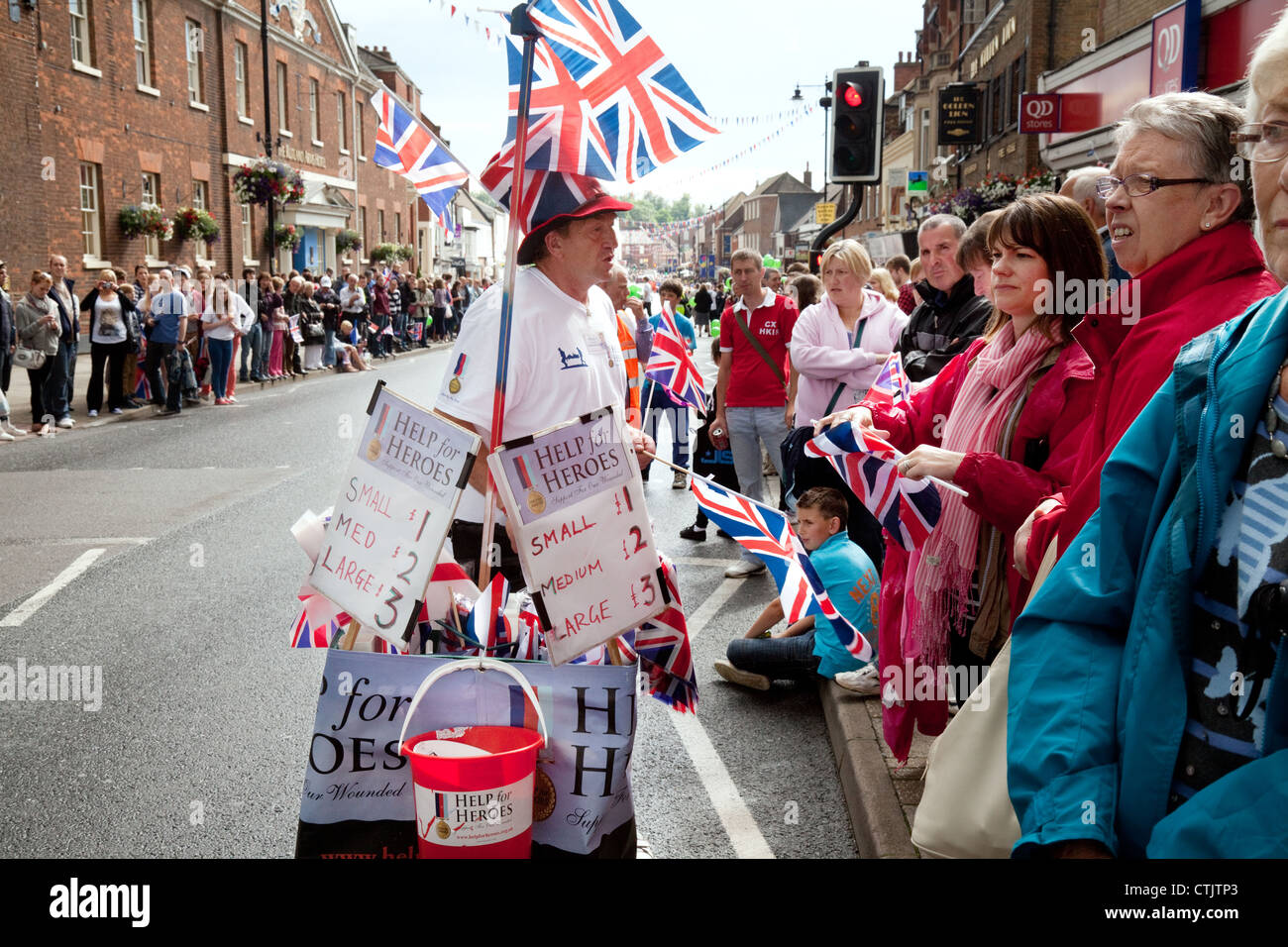 Hilfe für Helden Charity Spenden zu sammeln, von einer Menschenmenge am Olympischen Fackellauf, Newmarket Suffolk UK Stockfoto