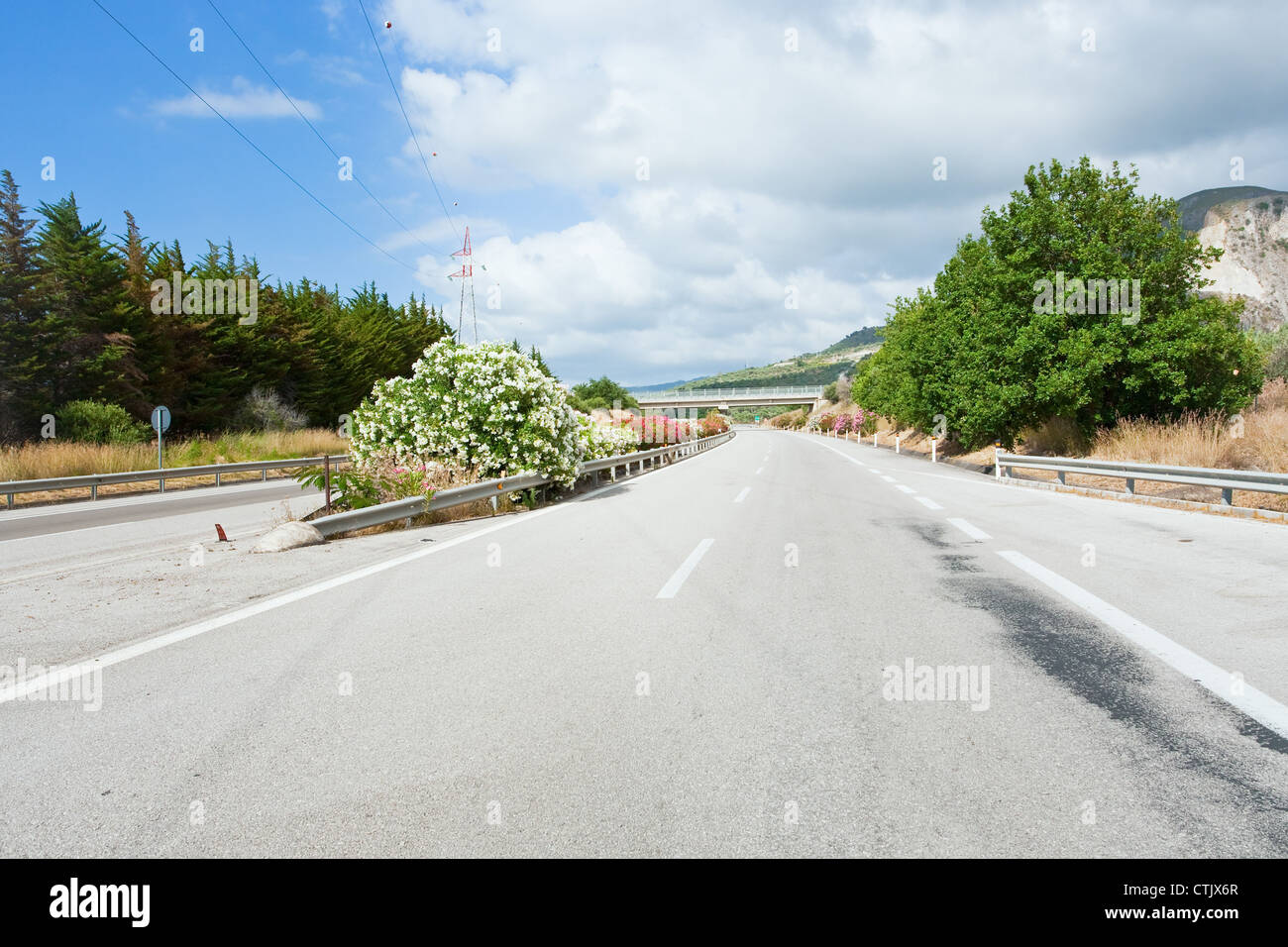leere Autobahn in Sizilien im Sommertag Stockfoto