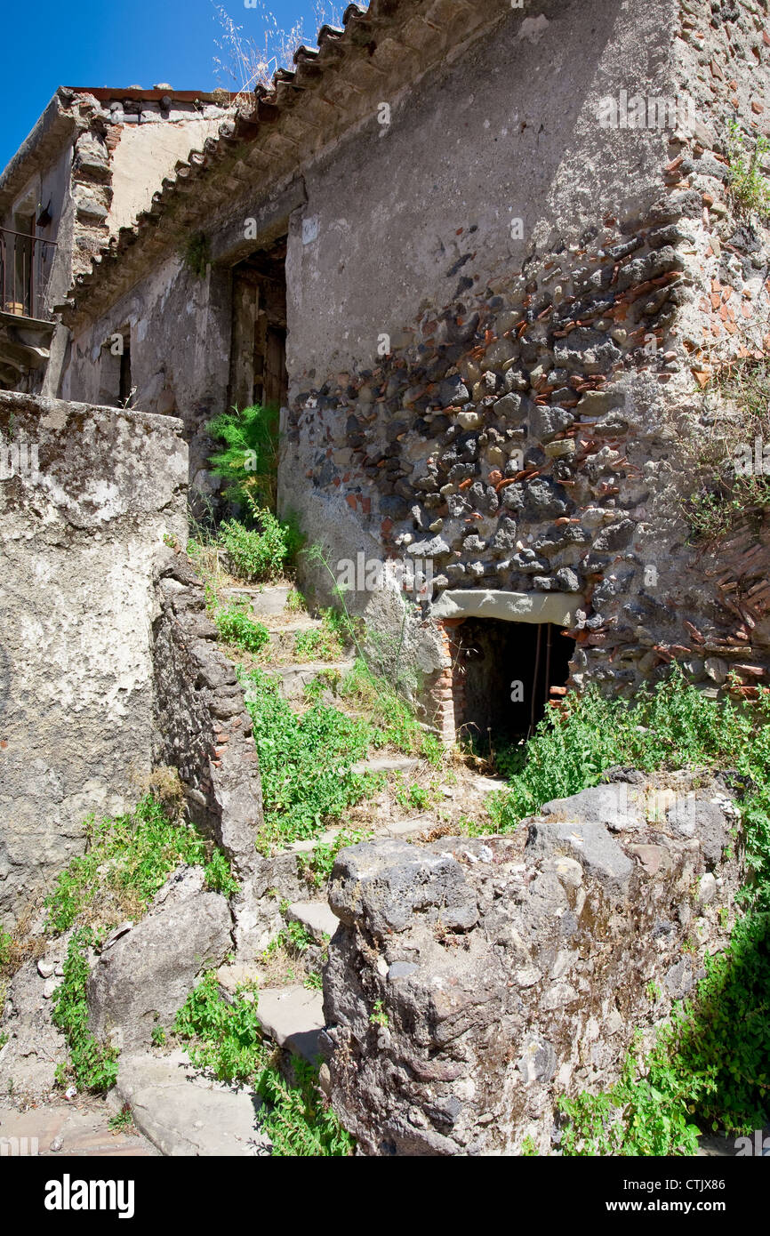 verlassene mittelalterliche Stein Landhaus in Sizilien Stockfoto