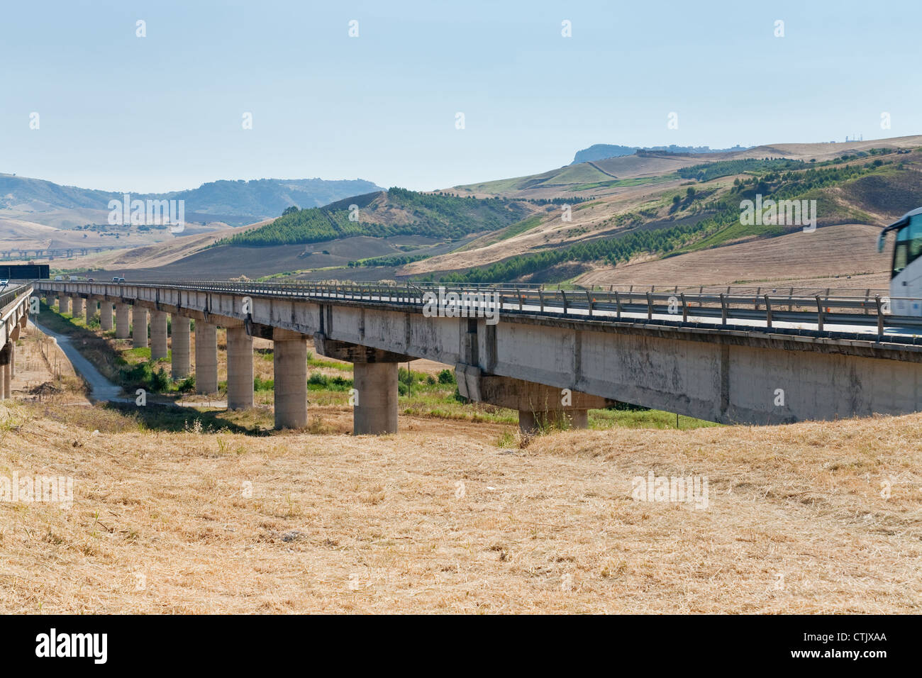 Autobahn in Sizilien im Sommertag Stockfoto