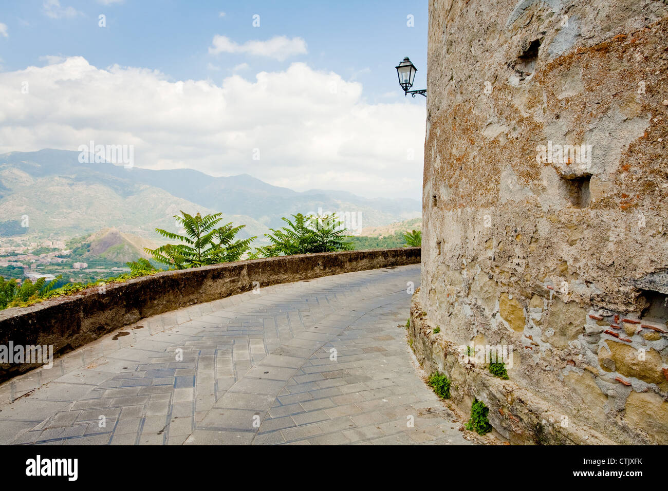 Blick auf Bergtal aus Lauria Burg, Castiglione di Sicilia, Italien Stockfoto