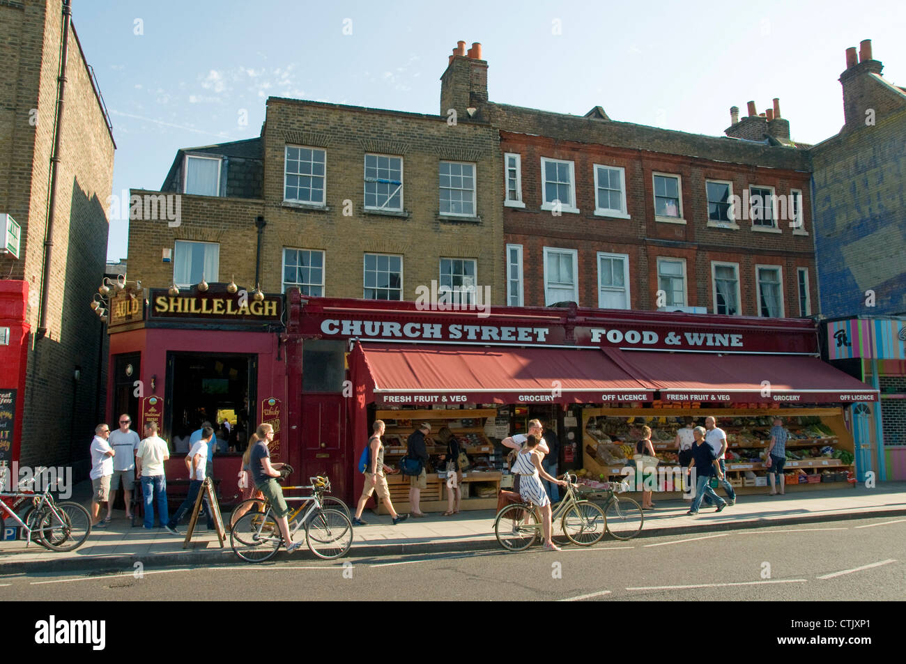 Menschen auf Zuvorkommenheit vor Geschäft in Stoke Newington Church Street, Hackney London England UK Stockfoto