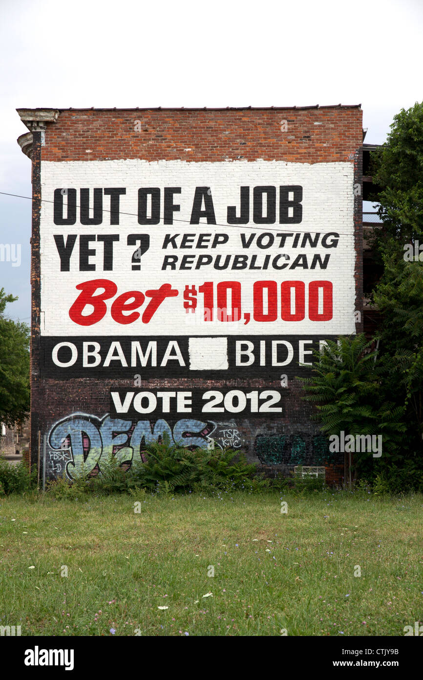 Politische Anzeige Zeichen (Wahlen 2012) auf Seite des Gebäudes in wirtschaftlich depressiv Nachbarschaft von Detroit Michigan USA gemalt Stockfoto