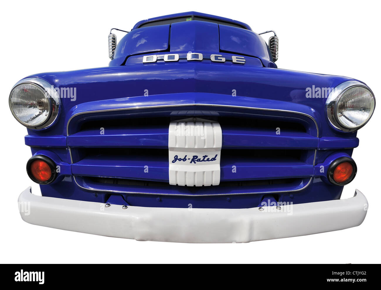 Weitwinkel Großaufnahme des Kühlergrills von einem alten Dodge Pick-up-Truck, isoliert auf weiss Stockfoto