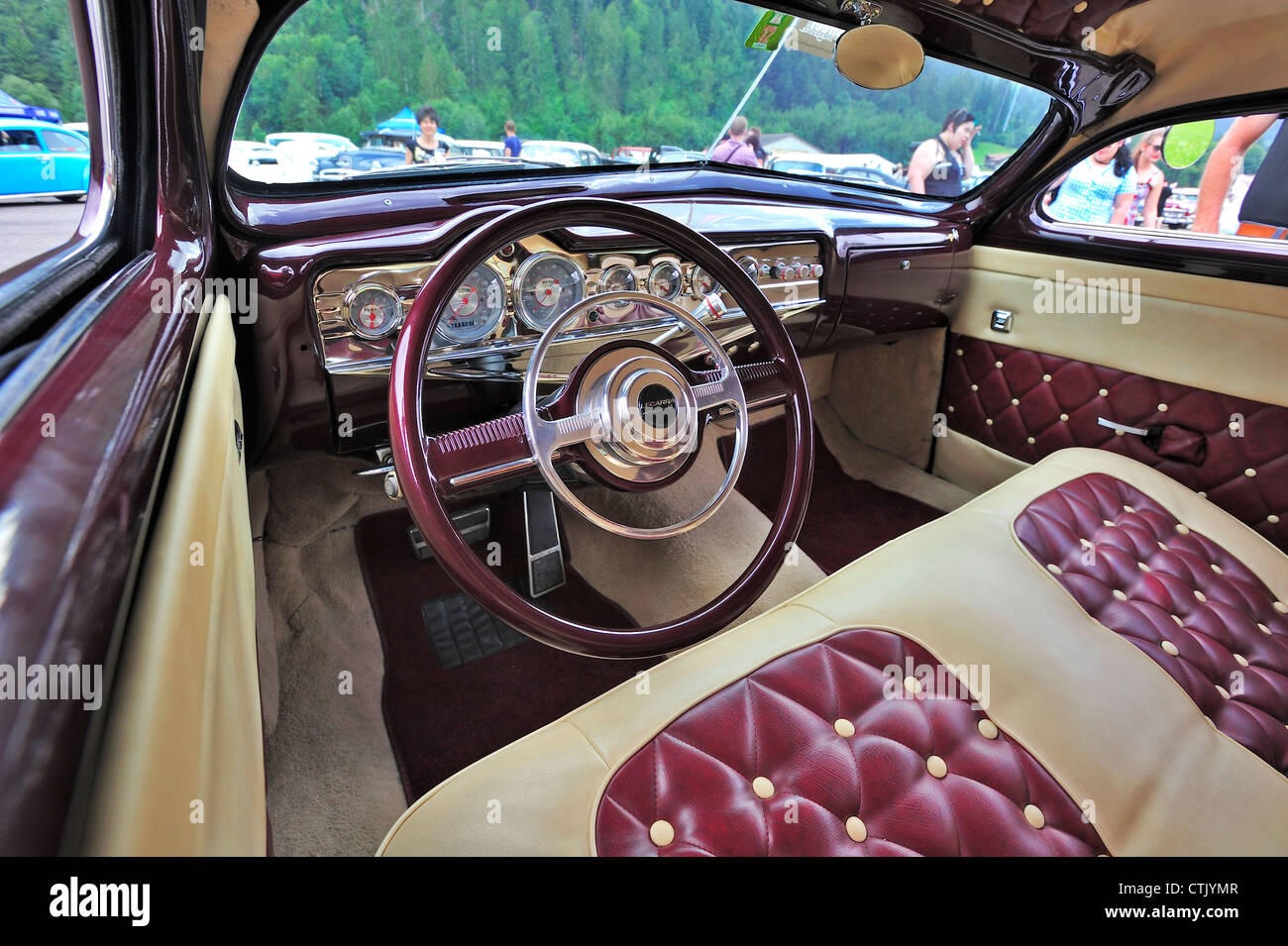 Innenraum eines Autos der 1950er Jahre Stockfoto
