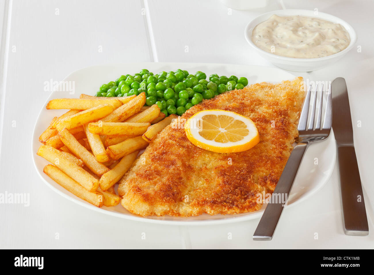 Panierter Fisch mit Pommes frites, Erbsen und Sauce Tartare Stockfoto