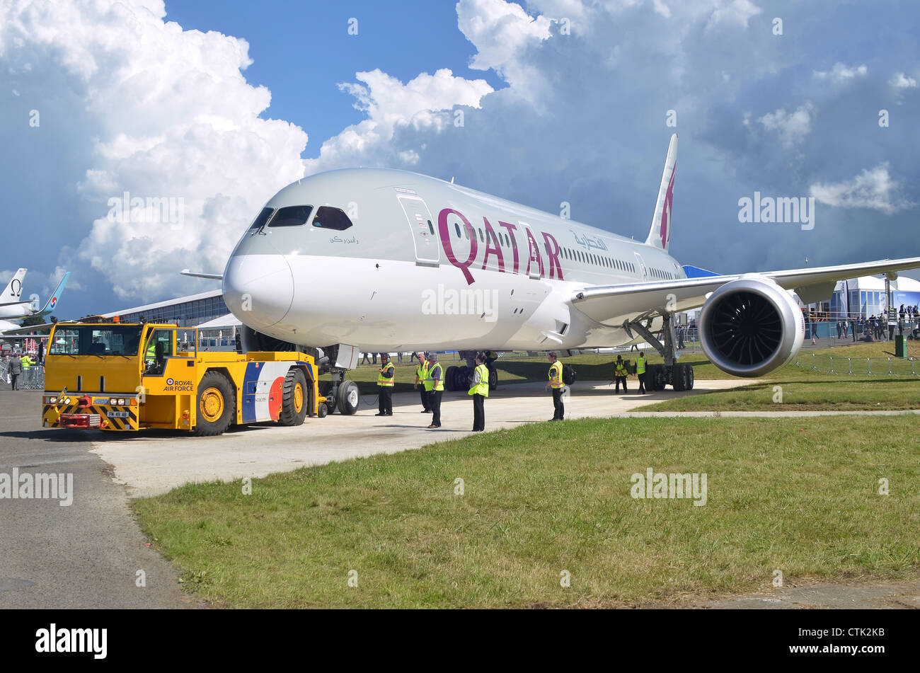 Boeing 787 in Qatar Airways Farben warten auf schleppen sich in Bereitschaft für das Display auf der Farnborough International Airshow Stockfoto