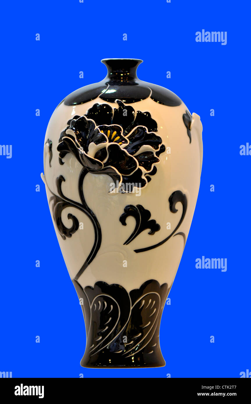Chinesische traditionelle blaue und weiße Porzellanvase isoliert Stockfoto
